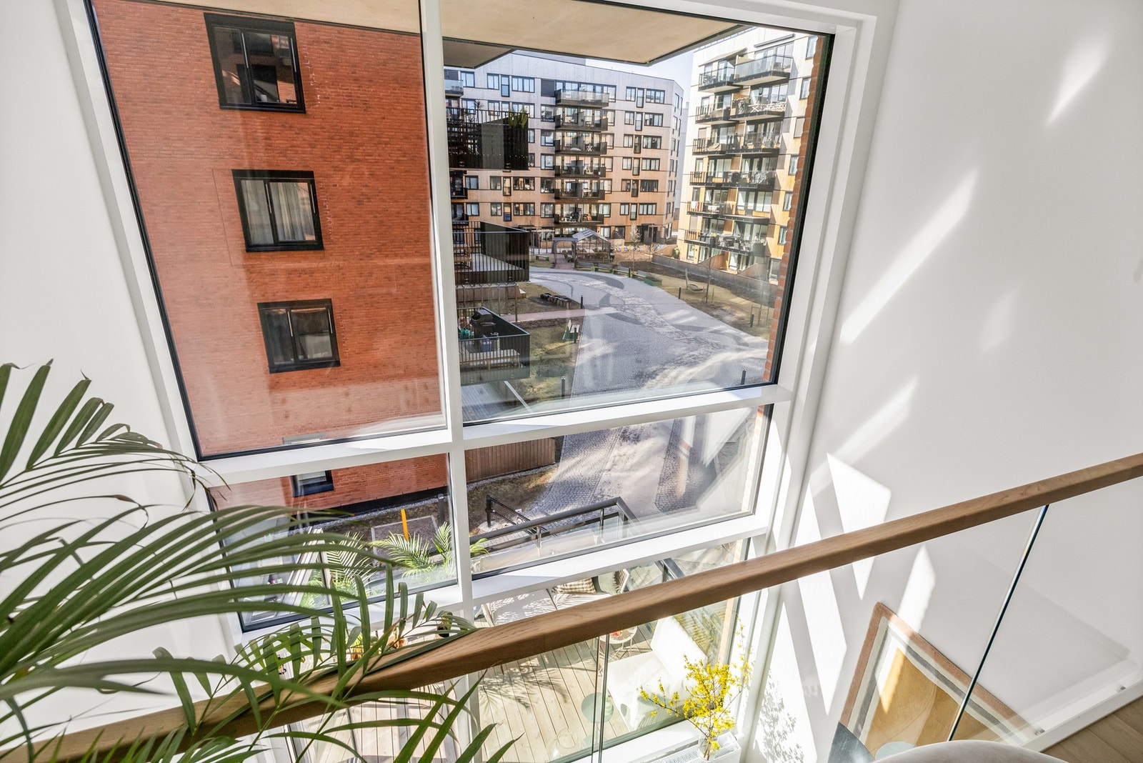 Boligen får ekstra særpreg med vinduer fra gulv til tak. Bør oppleves! Galleribilde