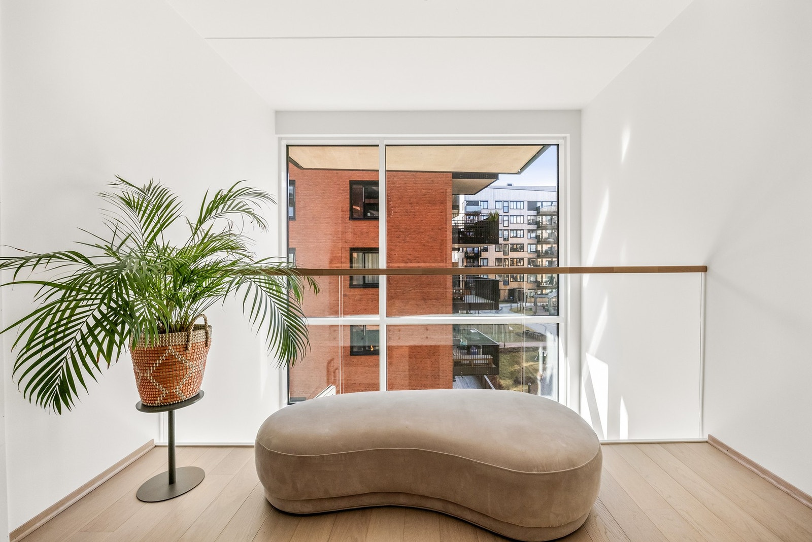 Store vindusflater og duplex-løsning gjør denne boligen svært attraktiv Galleribilde