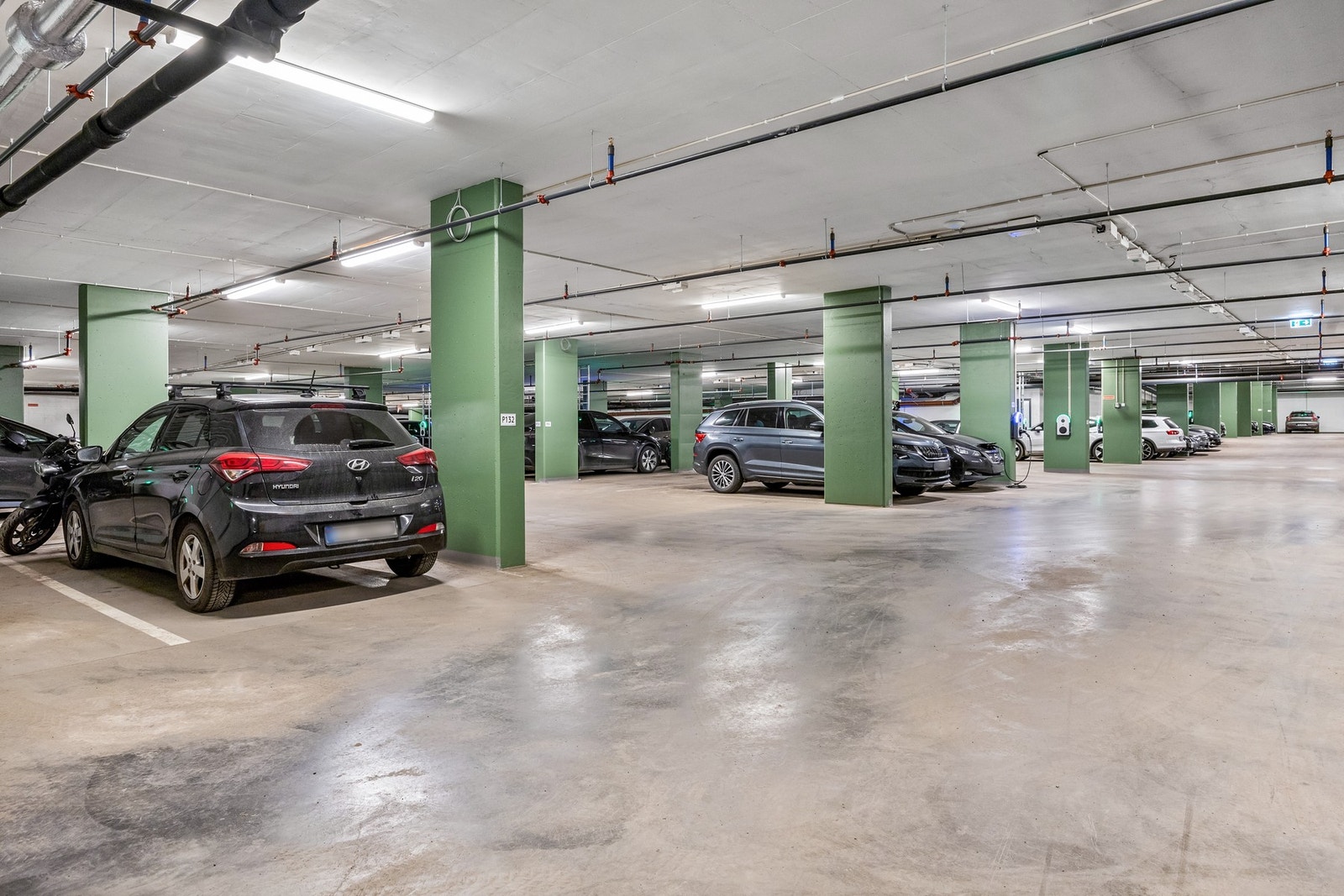 Man kan leie eller kjøpe parkeringsplass av andre andelseiere i felles garasjekjeller. Trappefri adkomst Galleribilde