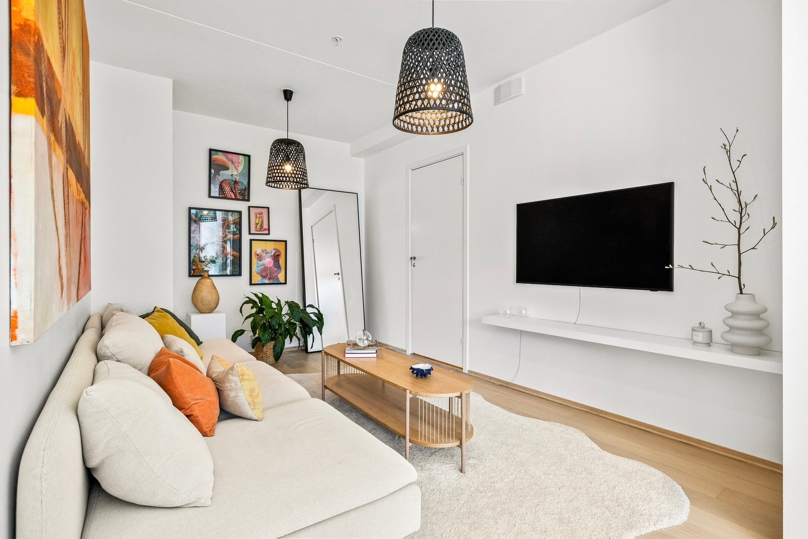 I enden av det åpne rommet er det adkomst til boligens andre baderom Galleribilde