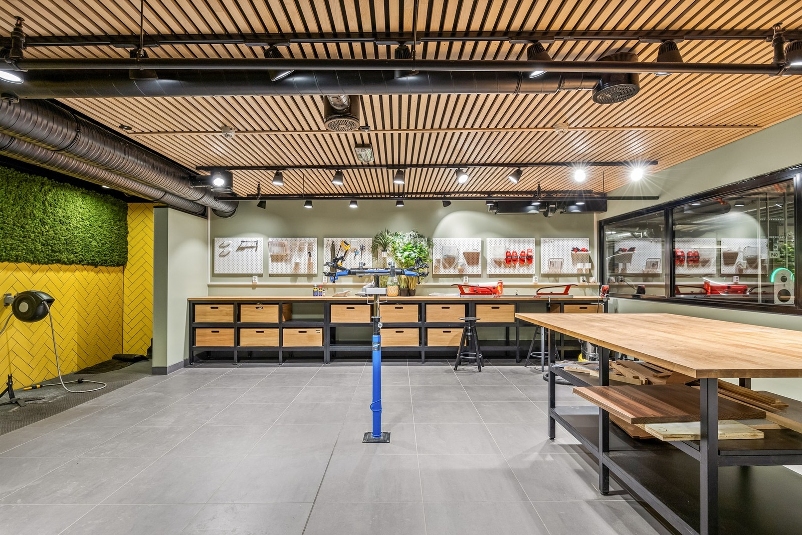 Tilknyttet sykkelrom i felles kjeller er det et praktisk hobbyrom med utstyr for skismøring, sykkelvask og hundevask Galleribilde