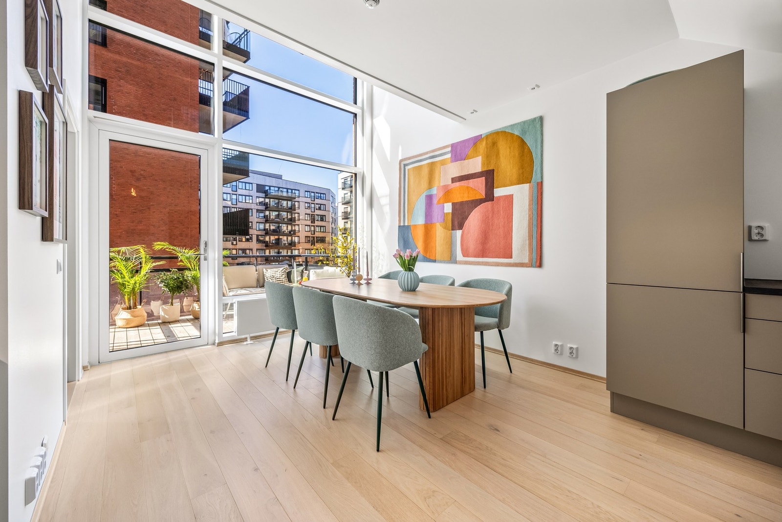 Boligen har en lys og åpen planløsning Galleribilde