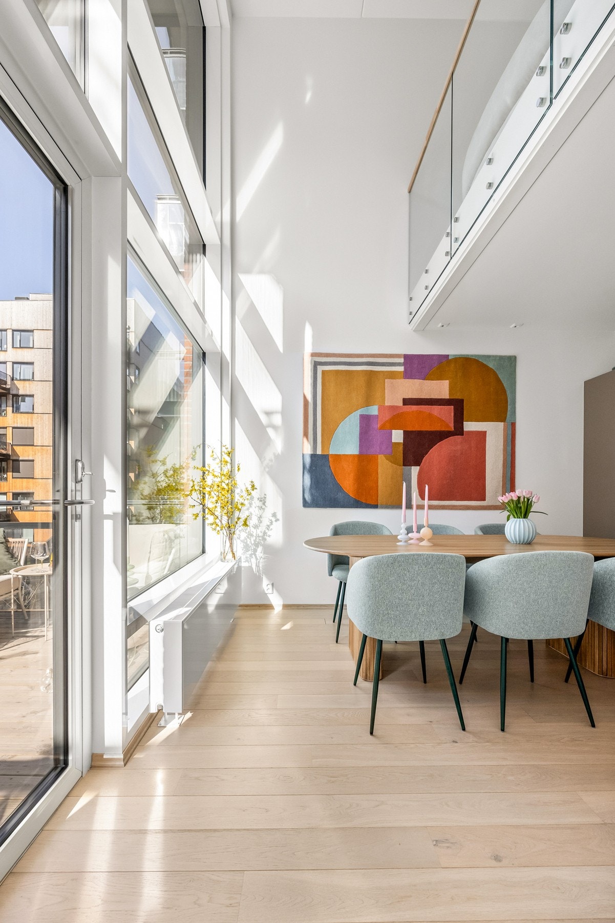 Ved spiseplassen er det åpent og stort. En svært god takhøyde på 5,5 meter som gir denne boligen noe helt eget Galleribilde