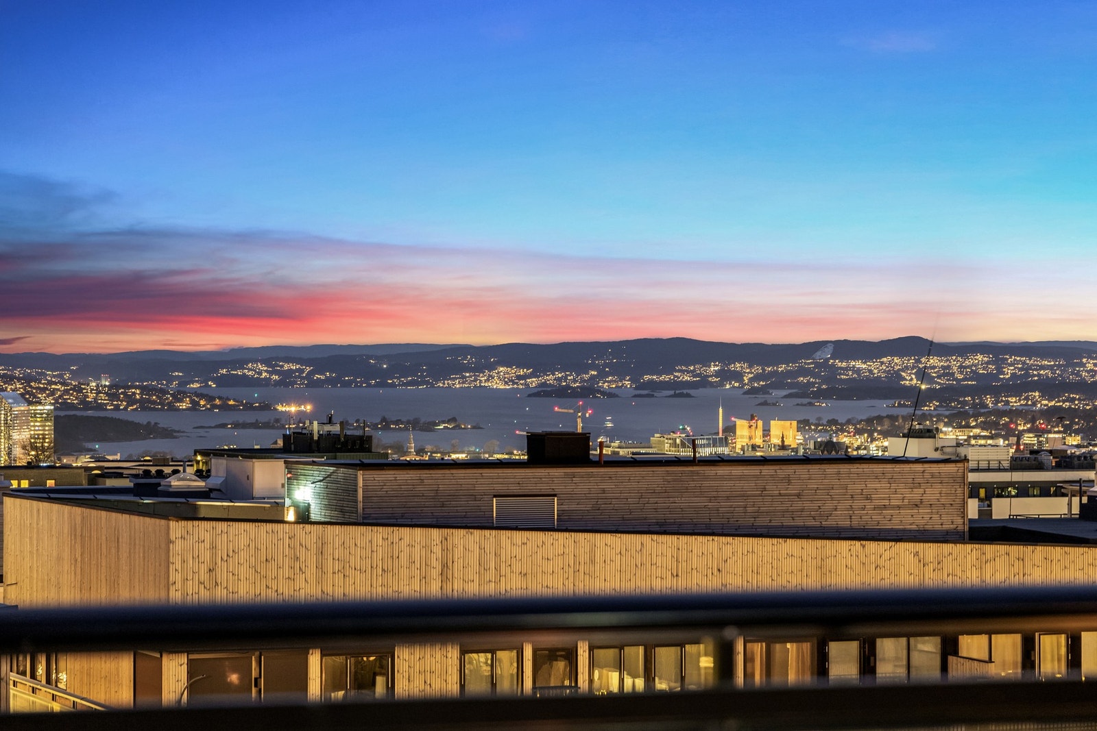 Fra leiligheten er det også heisadkomst til en flott, felles takterrasse med flott utsikt over Oslo og fjorden Galleribilde