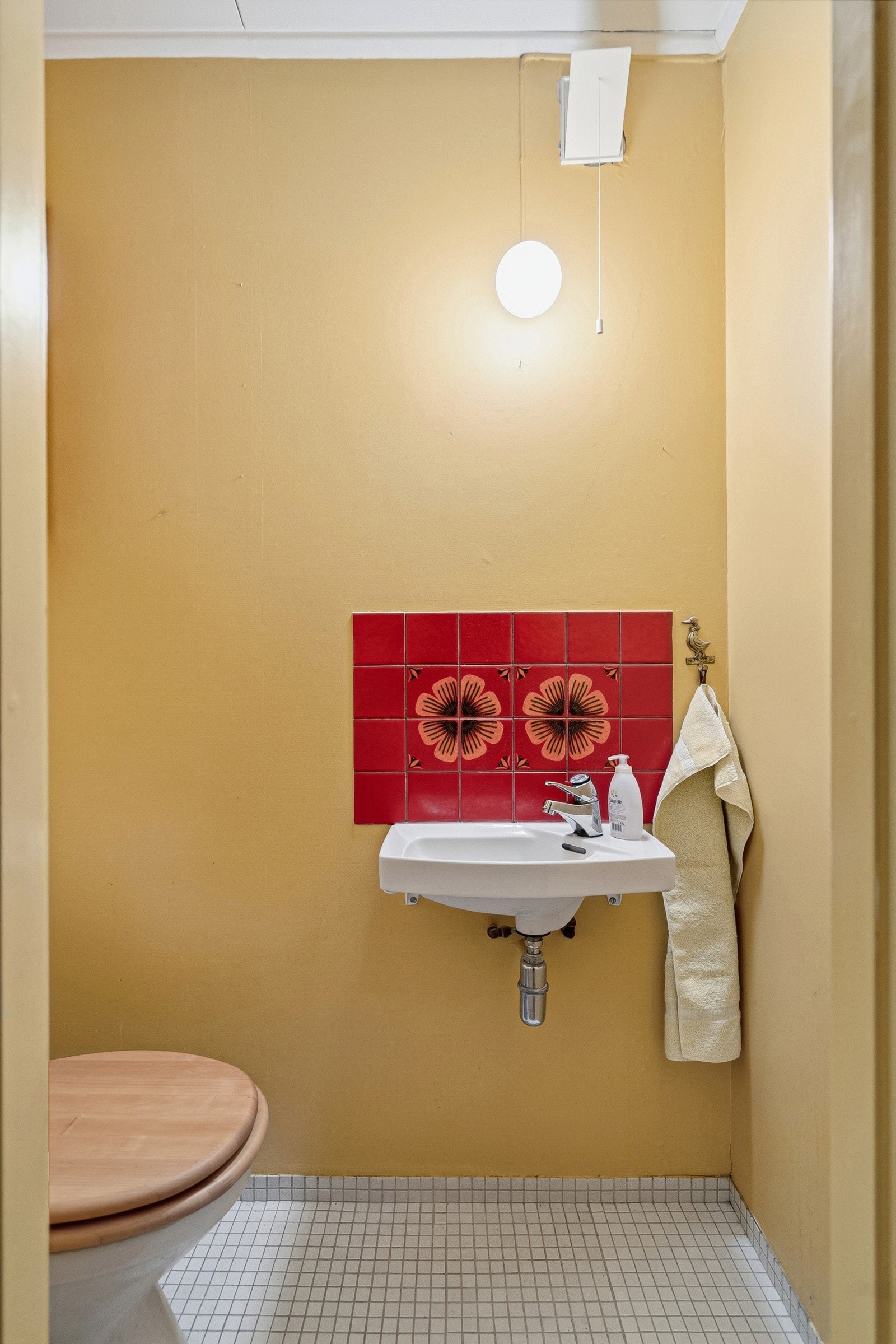 Toalettrom med servant Galleribilde