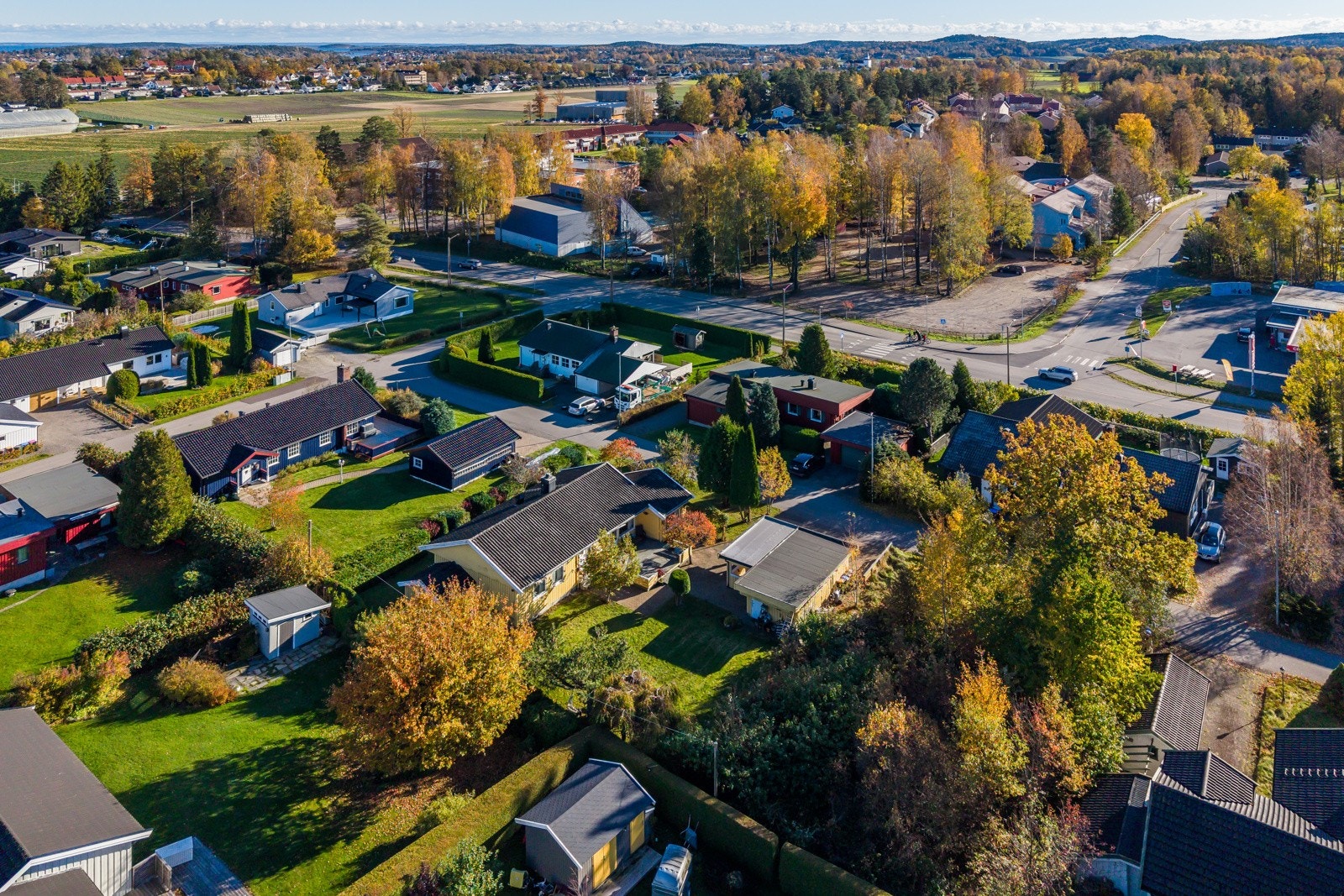 Området består av en variert bebyggelse fra ulike tidsepoker og byr på en harmonisk kombinasjon av natur og boligliv. Vest i Vestskogen finnes flotte skogsområder som strekker seg ned til Vestfjorden, med idylliske svaberg og små sandstrender. Galleribilde