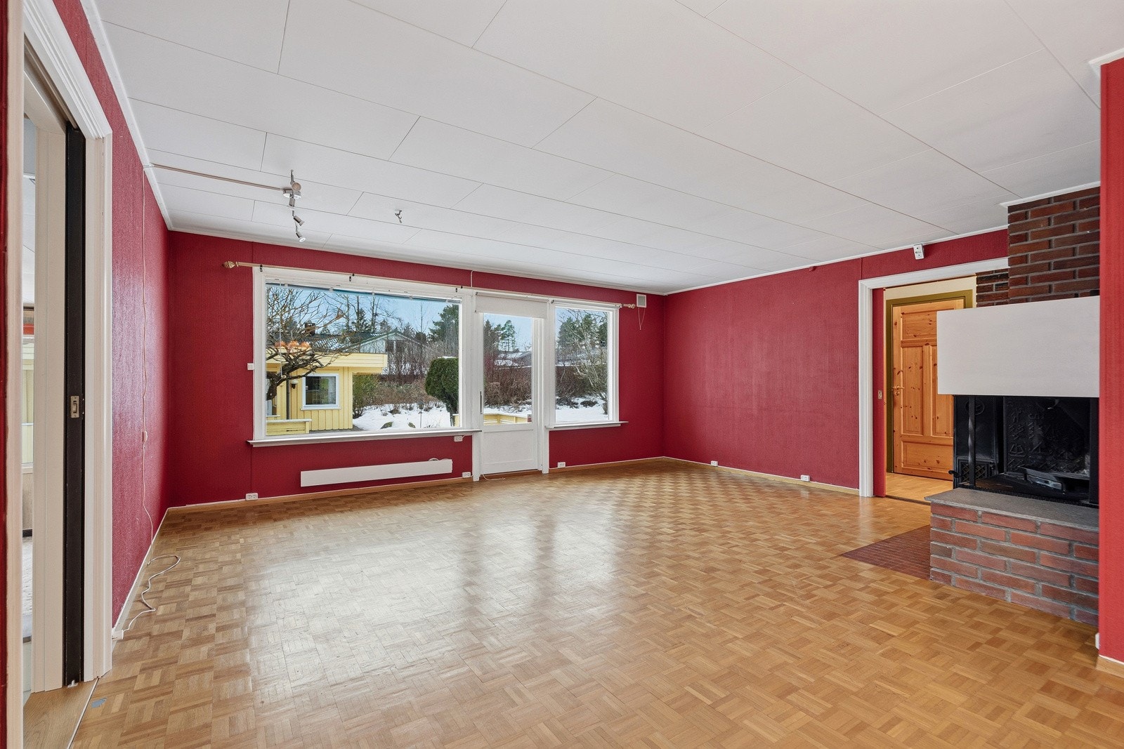 Boligen har en gjennomtenkt og innholdsrik planløsning med stor stue og tilhørende spisestue, samt nivåforskjell ned til enda en stue som gir boligen et spennende og luftig preg Galleribilde