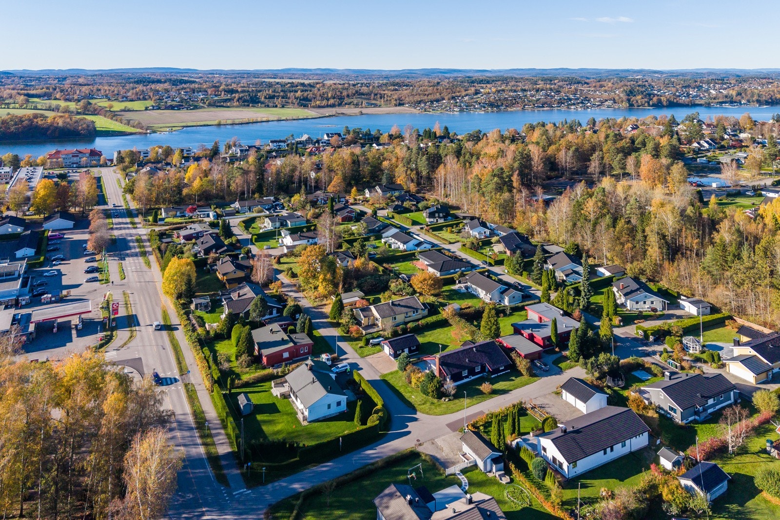 I øst ligger Prestegårdsskogen, og i sør grenser området til Hella. I nordøst glir Vestskogen over i Teie. I nærområdet finner du den moderne Labakken skole, Steinerskolen, samt flere barnehager og Teigar Ungdomskole som fikk nytt skolebygg i 2011 Galleribilde
