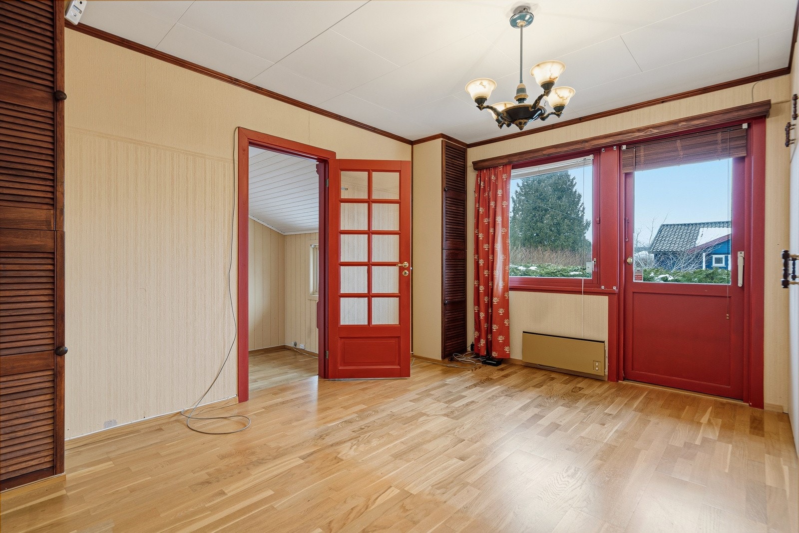 Det er tre romslige soverom, samlet i den nordre delen av boligen, en praktisk løsning for barnefamilier. Hovedsoverommet har i tillegg et tilstøtende rom som tidligere har vært brukt som atelier, og gir mange muligheter for kontor eller walk-in closet. Galleribilde