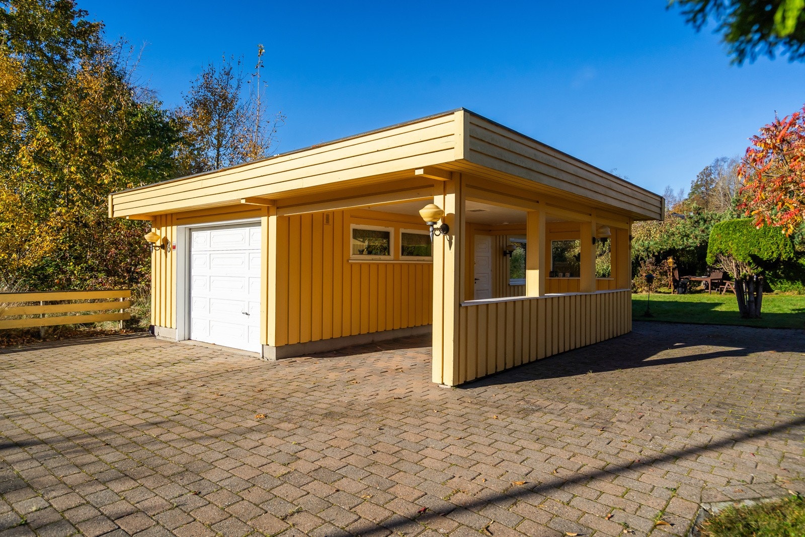 Garasje med carport Galleribilde