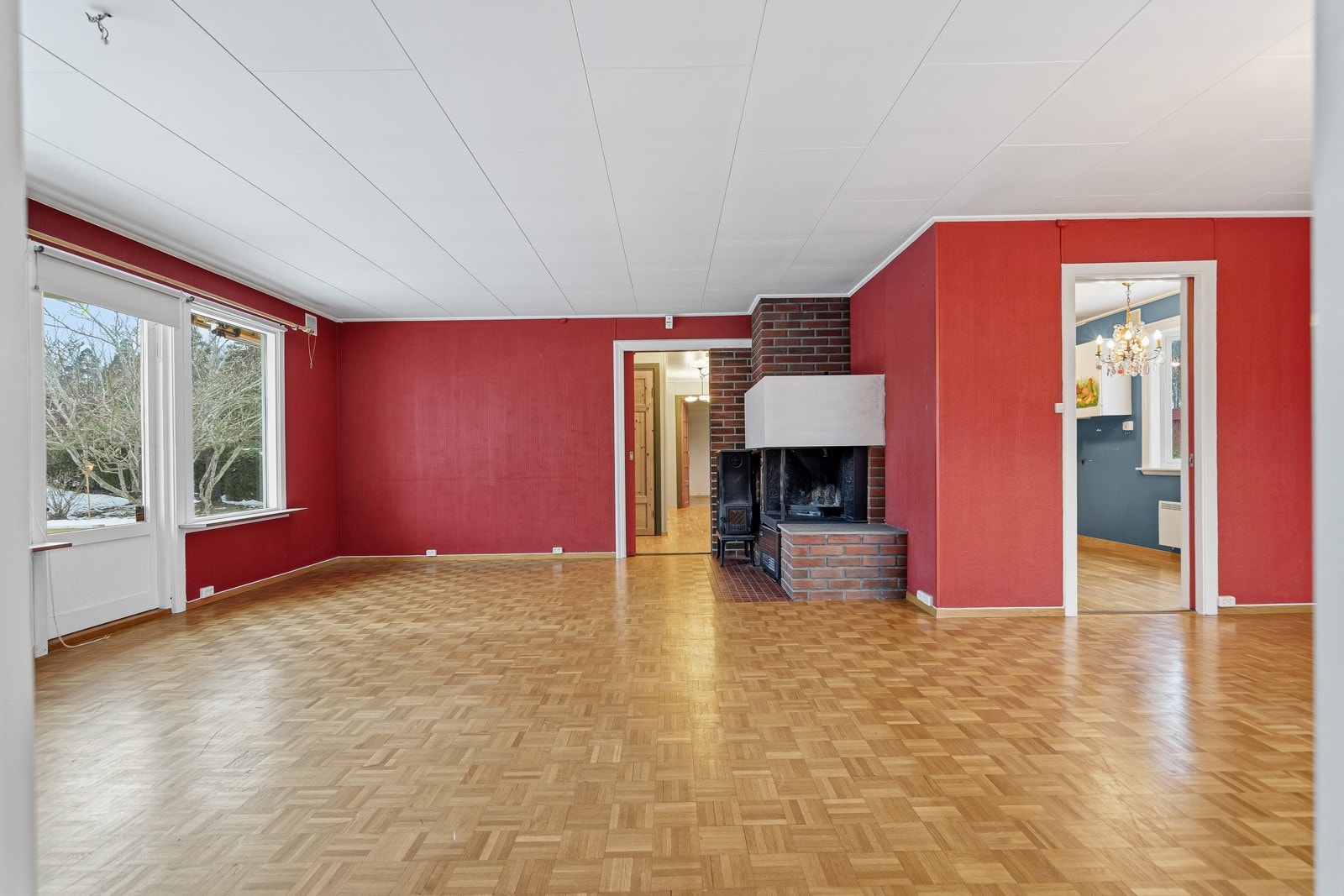 Store vindusflater slipper inn rikelig med dagslys, og peis i hovedstuen bidrar til ekstra hygge på kjølige dager. Det er heltre stavparkett på gulv i hovedstuen. Galleribilde