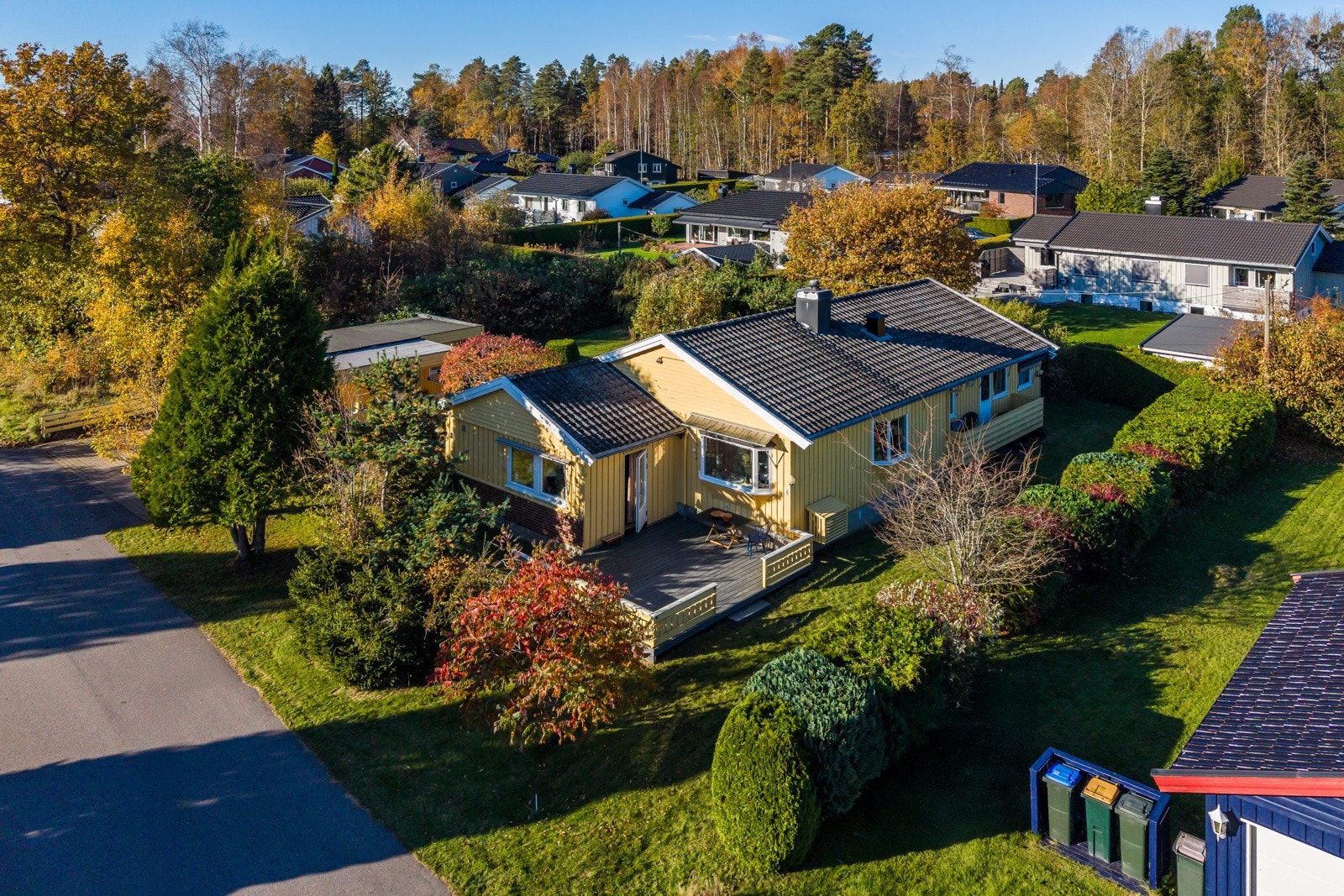 Det er gangavstand til både dagligvarebutikk og bensinstasjon. Vestskogen byr på fantastiske turmuligheter med umiddelbar tilgang til kyststi, flotte turområder, båthavn og badestrender. Nøtterøy golfbane på Borgheim ligger også i kort avstand. Galleribilde