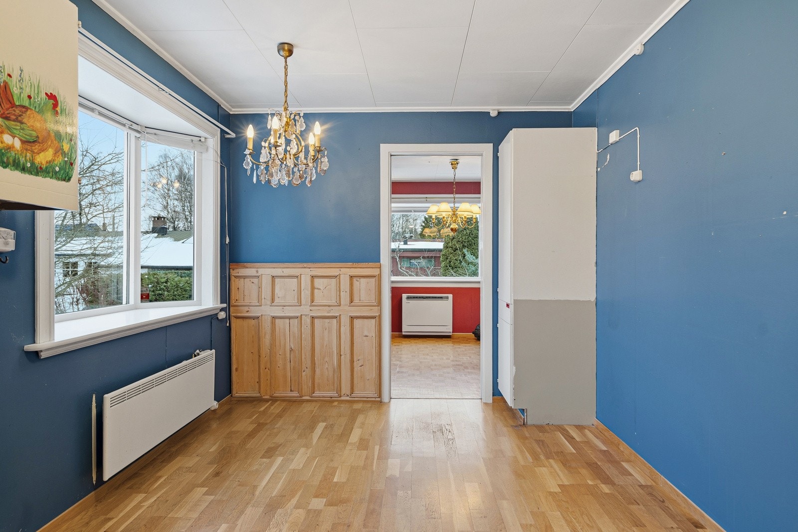 Innredningen er av eldre dato, og det må påregnes modernisering for å tilpasses dagens standard og behov. Dette gir samtidig en flott anledning til å etablere et nytt og personlig kjøkken etter egen smak og stil. Galleribilde