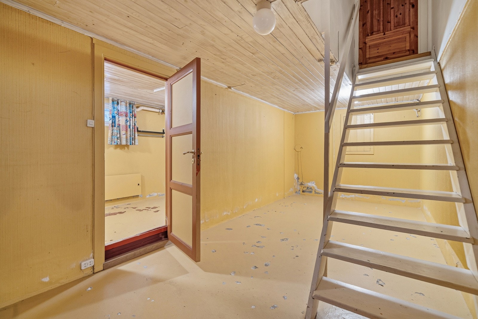 Boligen har også en stor kjeller med flere boder samt romslig vaskerom/bad, og et stort loft med gode lagringsmuligheter. Galleribilde