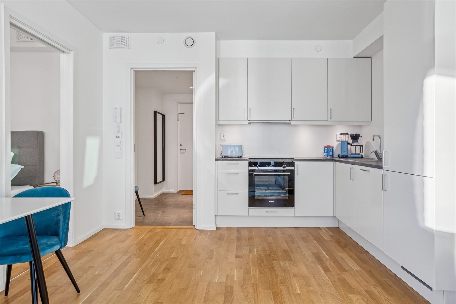 Kjøkkeninnredningen har slette fronter og laminat benkeplate. Galleribilde