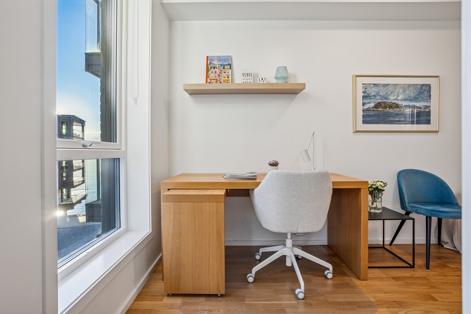 Vinduer med isolerglass fra byggeår sikrer et stille og rolig inneklima. Galleribilde