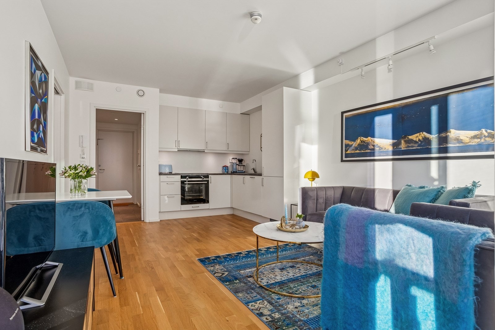 Boligen har en ekstra luftig atmosfære og gode lysforhold. Galleribilde