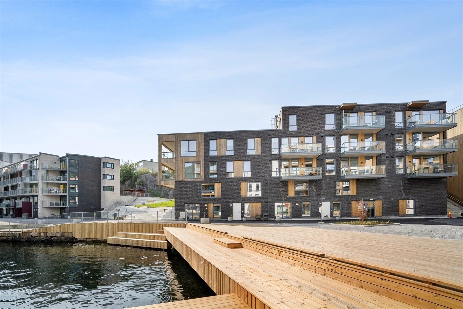 Rett utenfor døren finner du en flott promenade og badevik med brygge. Galleribilde