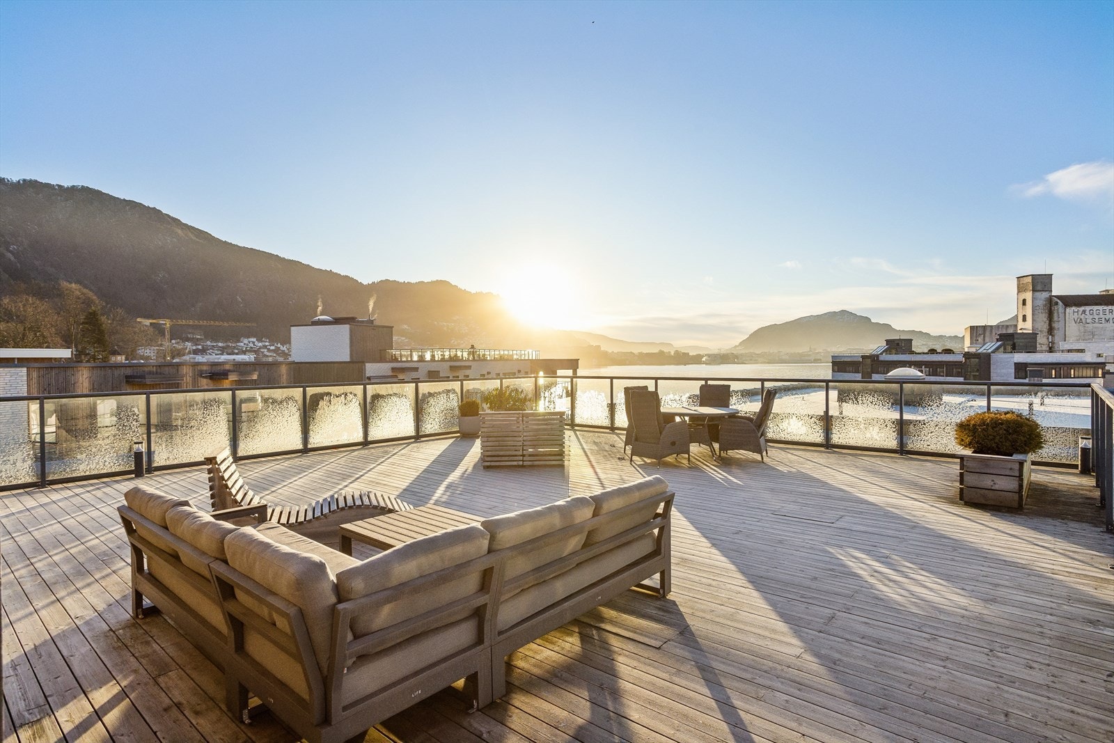 Sameiet disponerer en stor, felles takterrasse for sosiale sammenkomster. Galleribilde