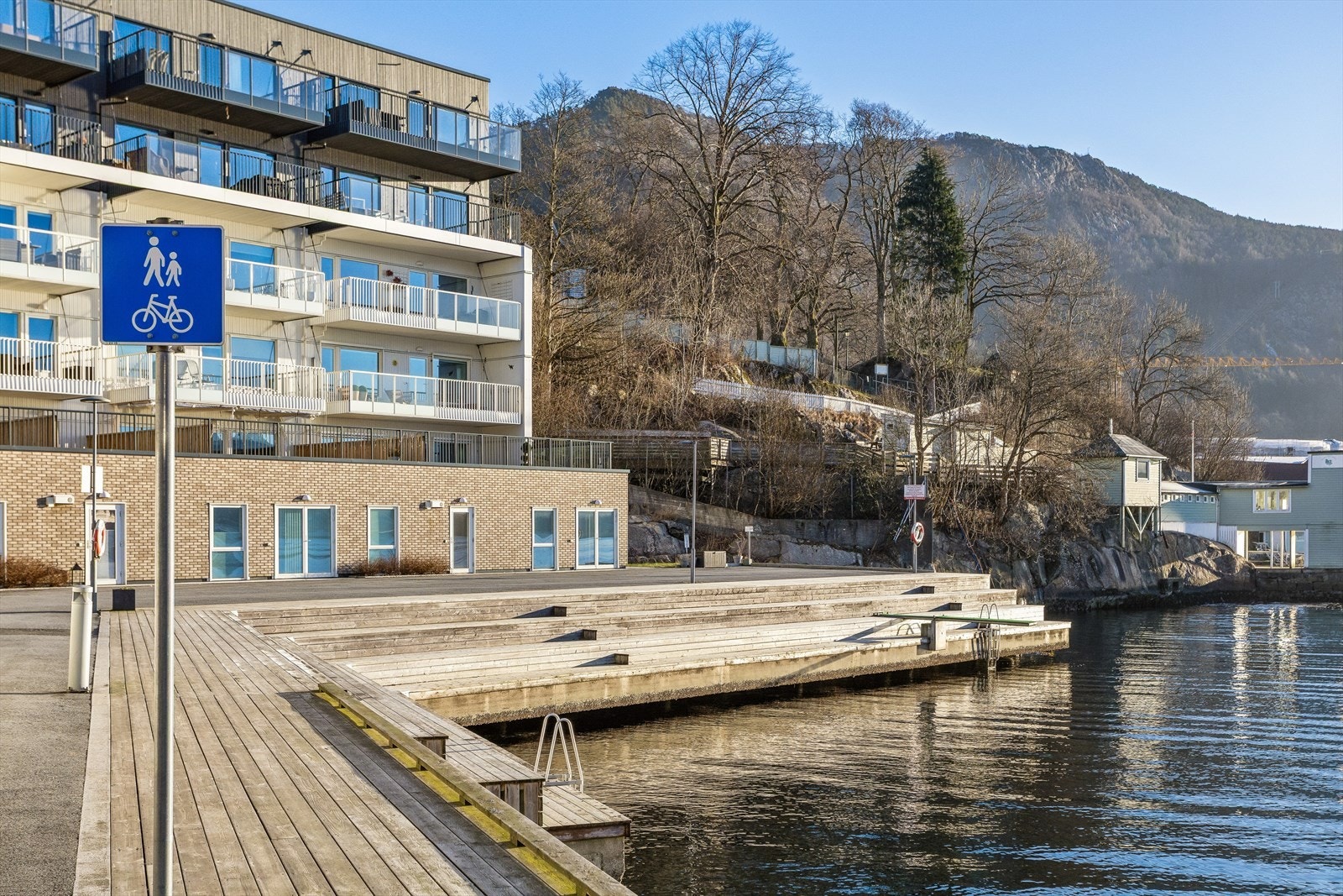 Leiligheten har en sjelden flott beliggenhet rett ved badeplass og Elsero sjøbad. Her er kort vei til sommeridyll, bading og rekreasjon. Galleribilde