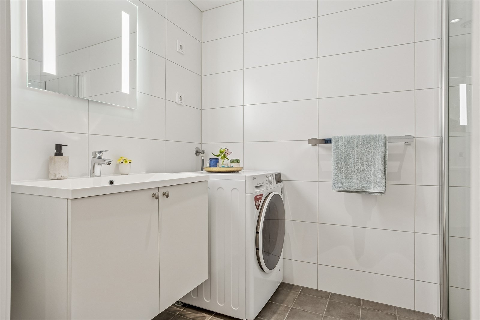 Helfliset bad med helstøpt servant og opplegg for vaskemaskin. Galleribilde