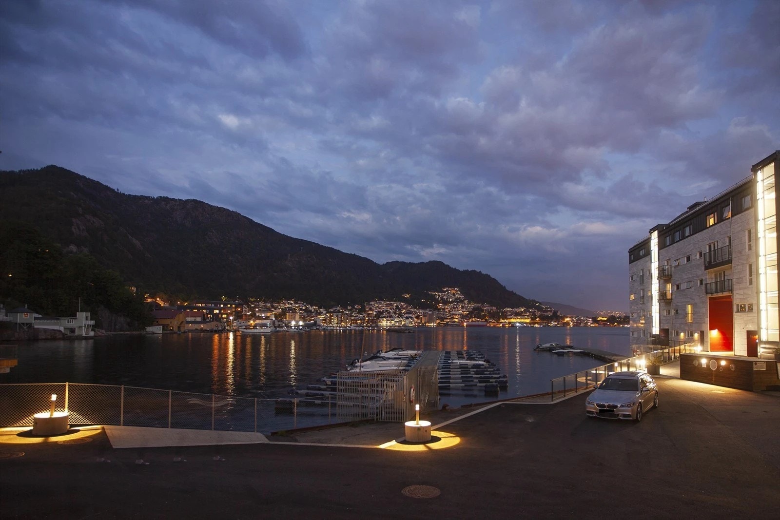 Nyhavn by Night. Hverdagslogistikken er enkel med søndagsåpen Joker-butikk under ett minutt unna. Galleribilde
