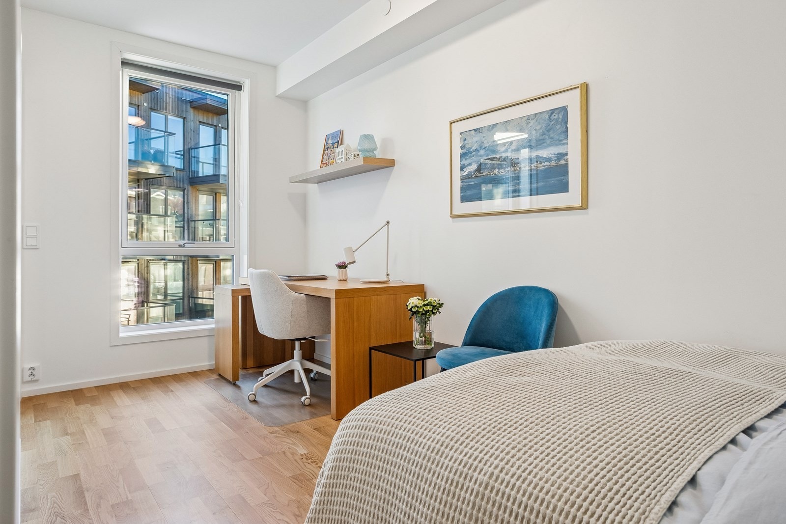 Rommet har parkett på gulv og malte veggflater. Galleribilde