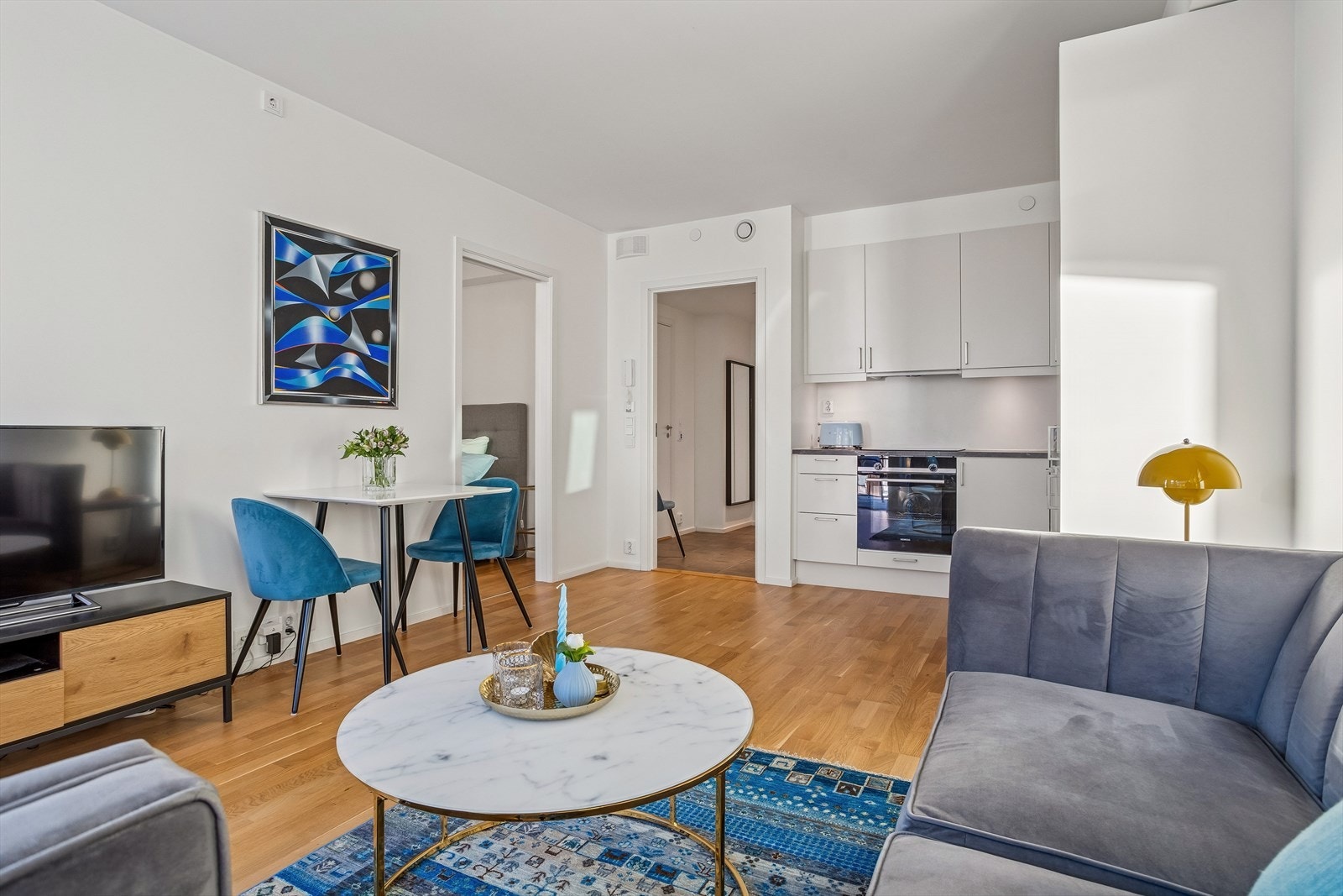 Stuen har parkettgulv med vannbåren gulvvarme og plass til både spisebord og sofagruppe. Galleribilde