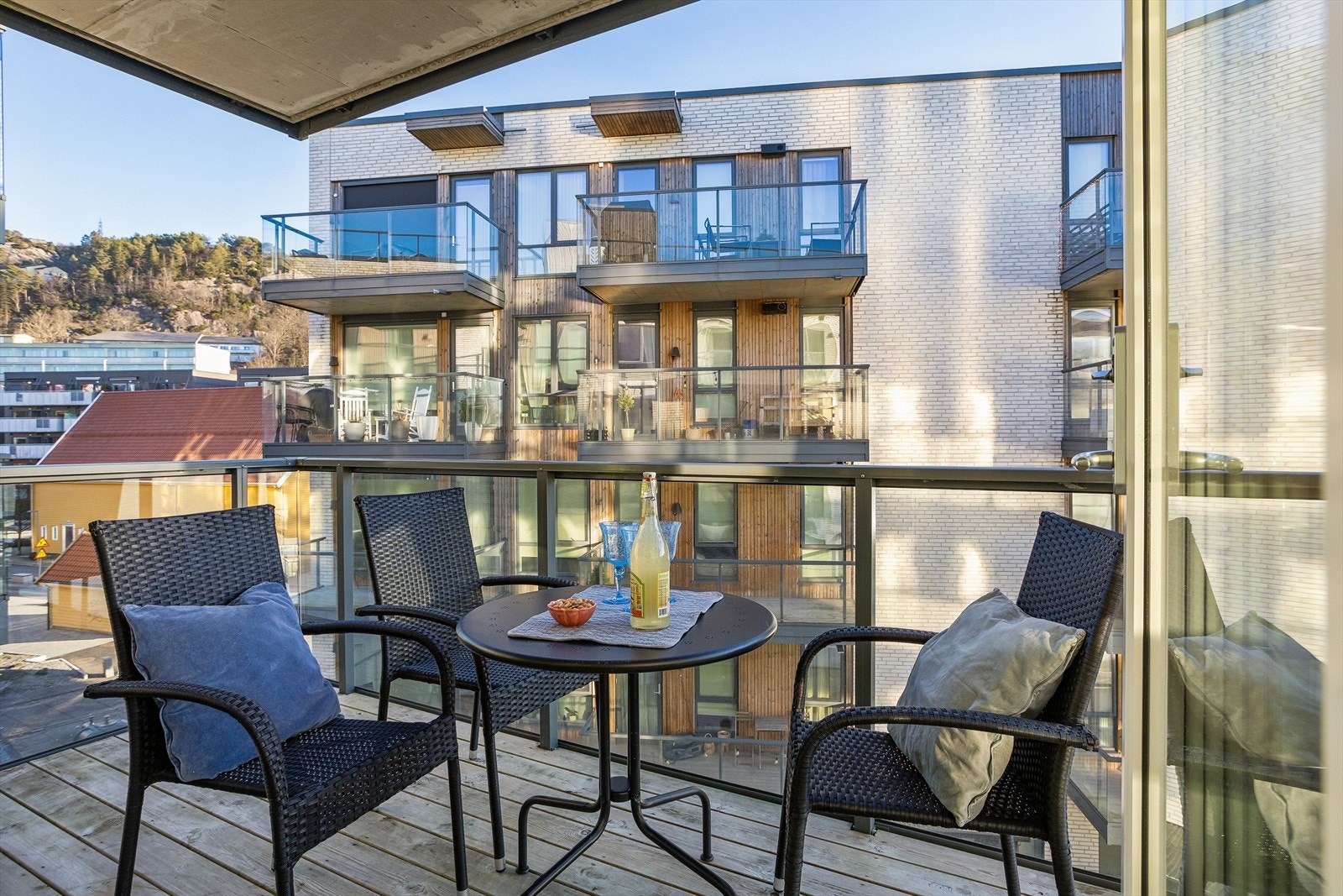 Balkongen gir et privat uterom med plass til en sittegruppe. Galleribilde