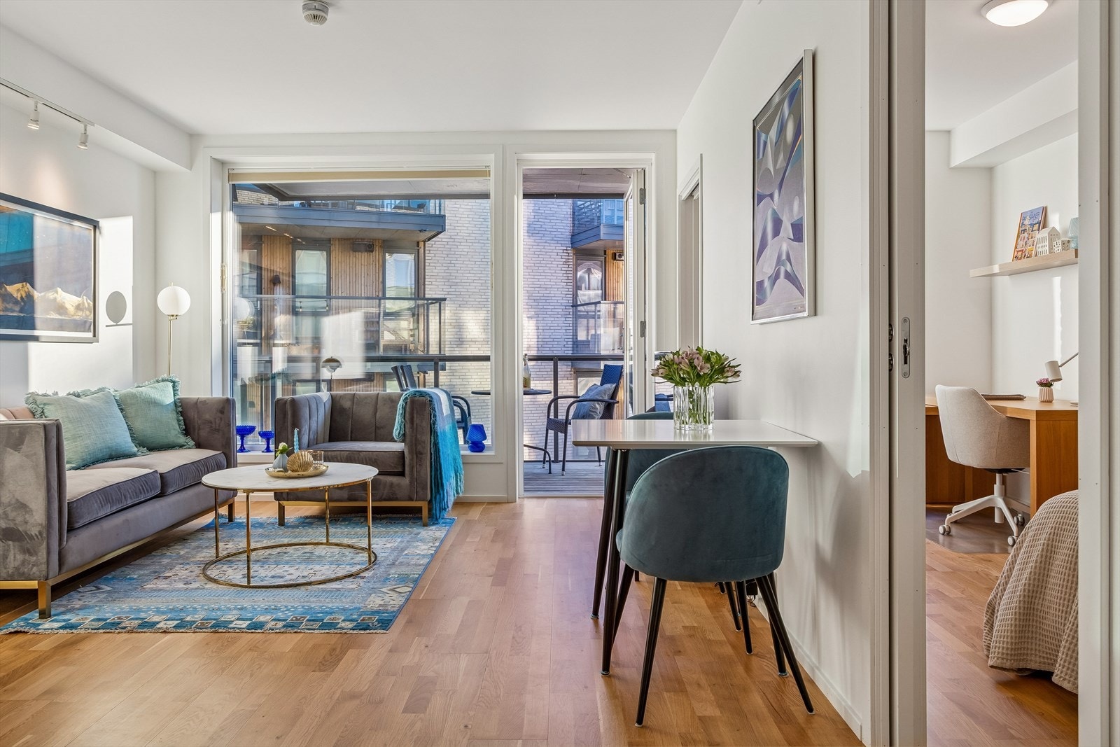 Fra stuen er det direkte utgang til en romslig balkong på 7 m². Galleribilde