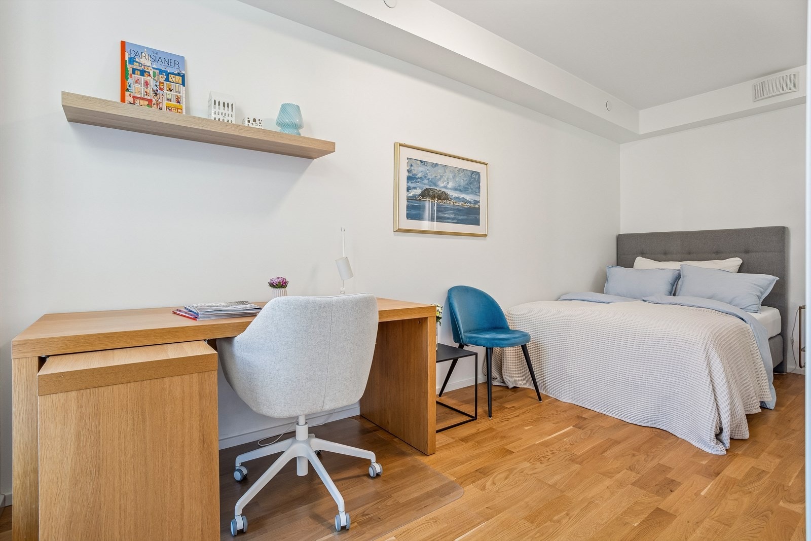 Soverommet på 10 m² har god plass til dobbeltseng og kontorløsning. Galleribilde