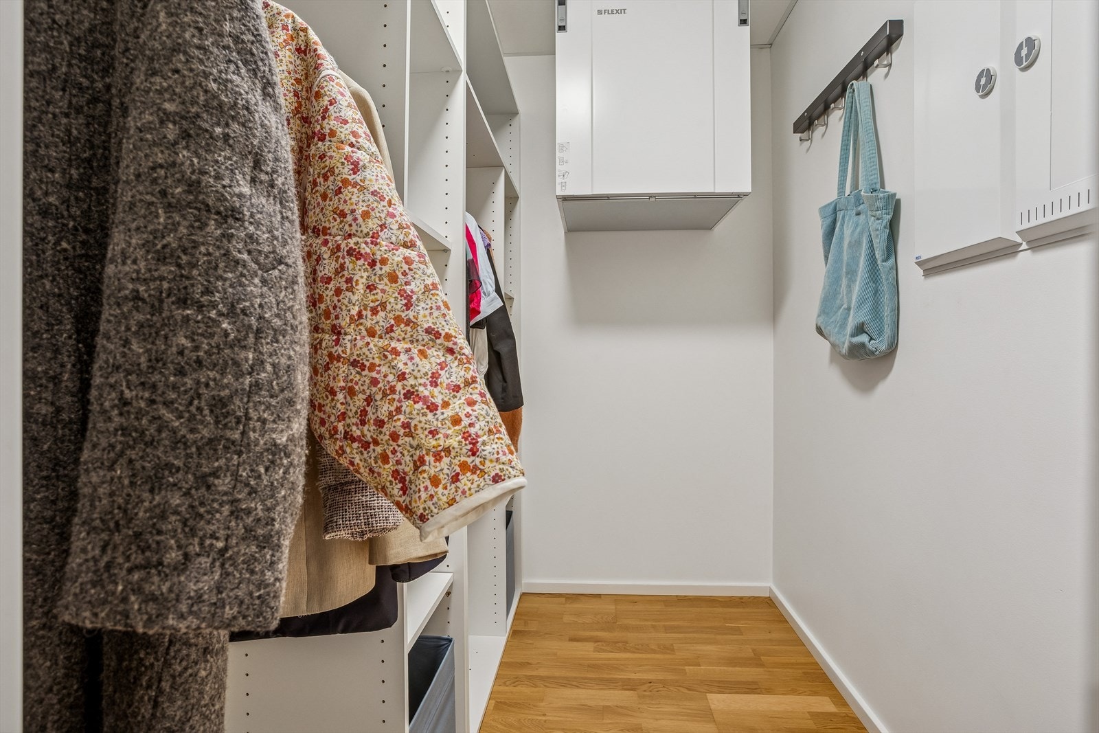 Boden er smart omgjort til et praktisk walk-in-closet, som gir godt med oppbevaringsplass. Galleribilde