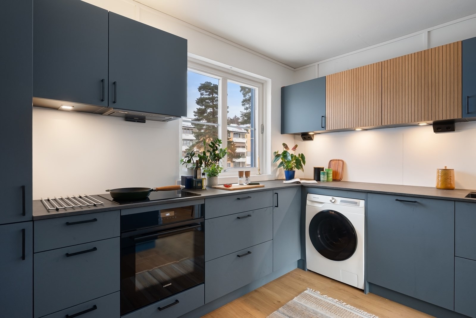 Kjøkkenet er funksjonelt utformet med gode arbeidsforhold samt rikelig med skap- og benkeplass. Galleribilde