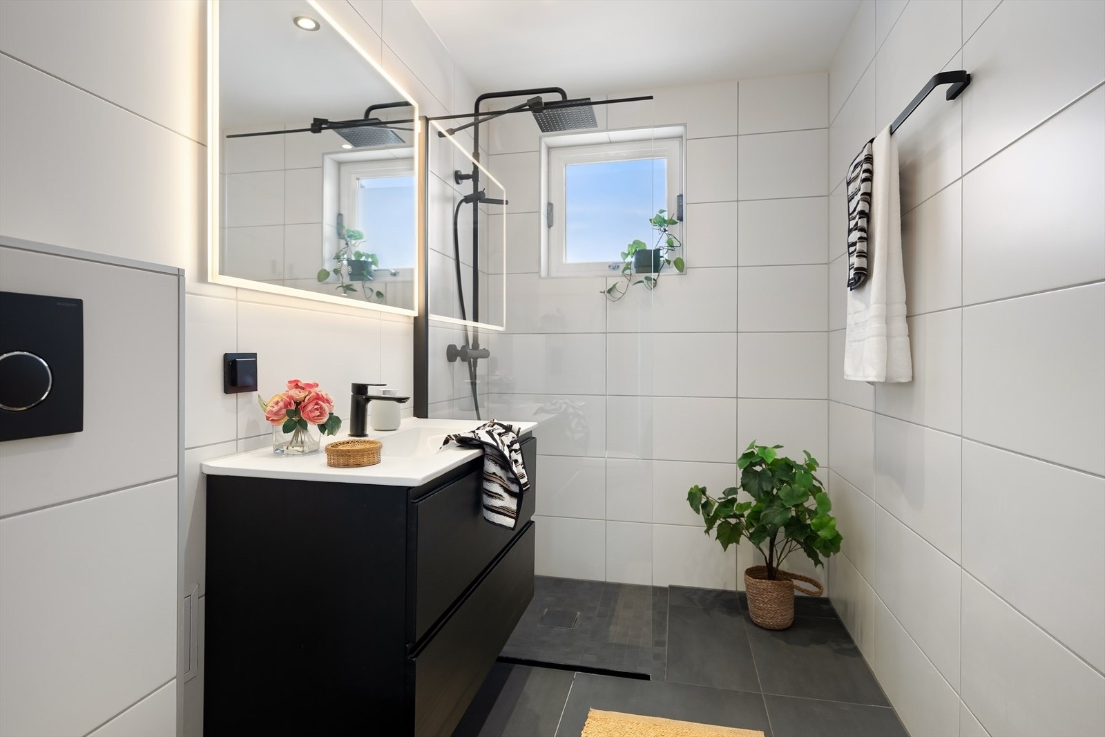 Badet ble totalrenovert i 2021 og fremstår moderne og delikat med flislagte overflater. Det er speil med belysning, godt med oppbevaring i servantskap, dusjhjørne med regnfallsdusj og vegghengt toalett. Galleribilde