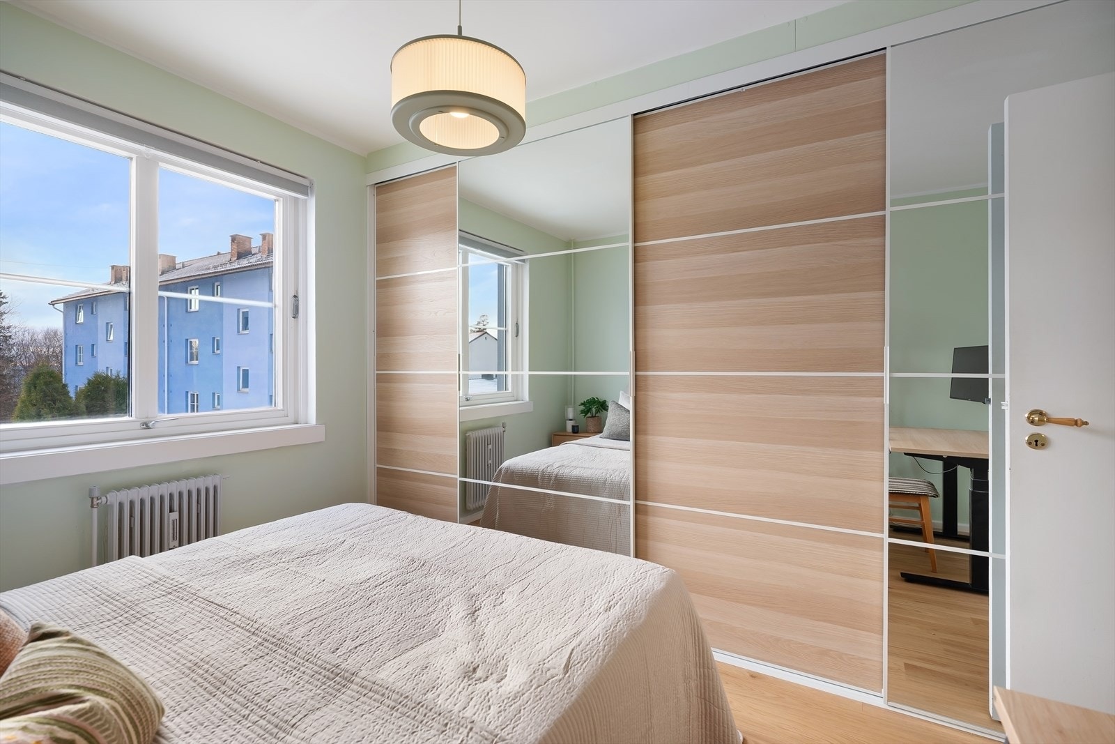 Rikelig med garderobeplass i medfølgende skyvedørsgarderobe. Galleribilde