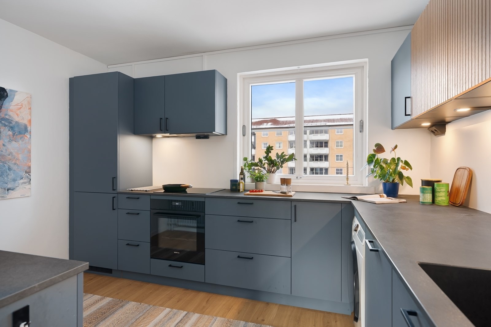 Leiligheten byr på et moderne kjøkken fra 2024. Galleribilde