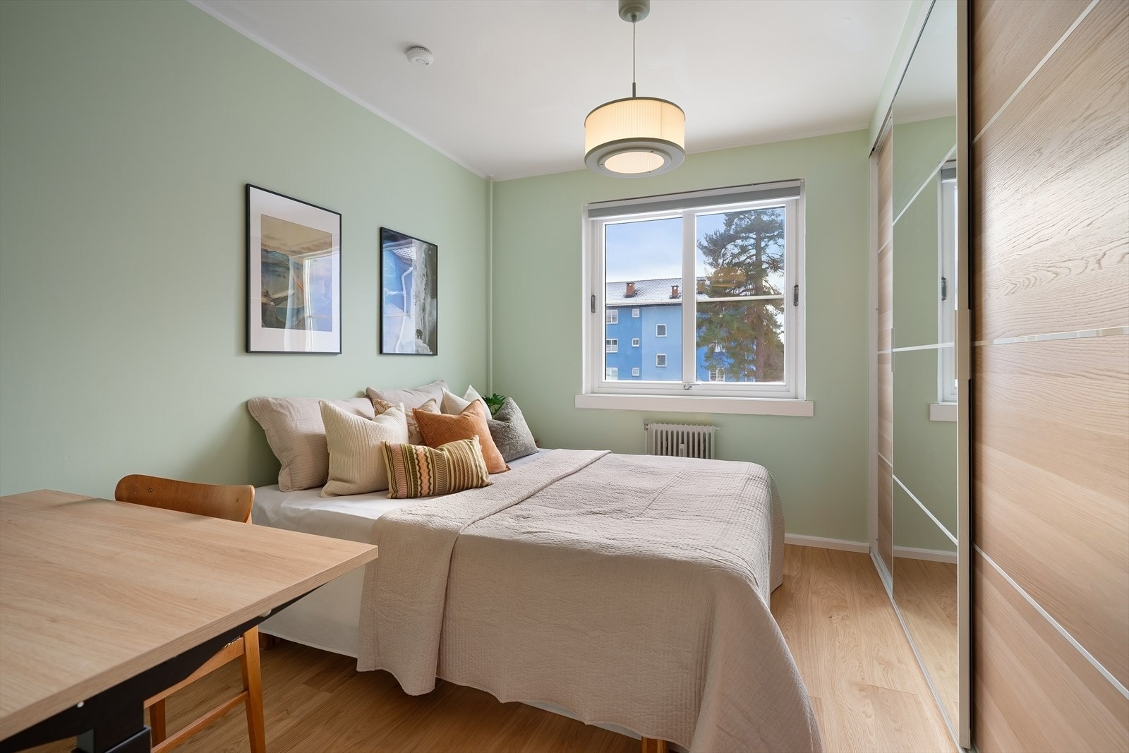 Boligens soverom. Her er det god plass til dobbeltseng og nattbord på hver side. Galleribilde