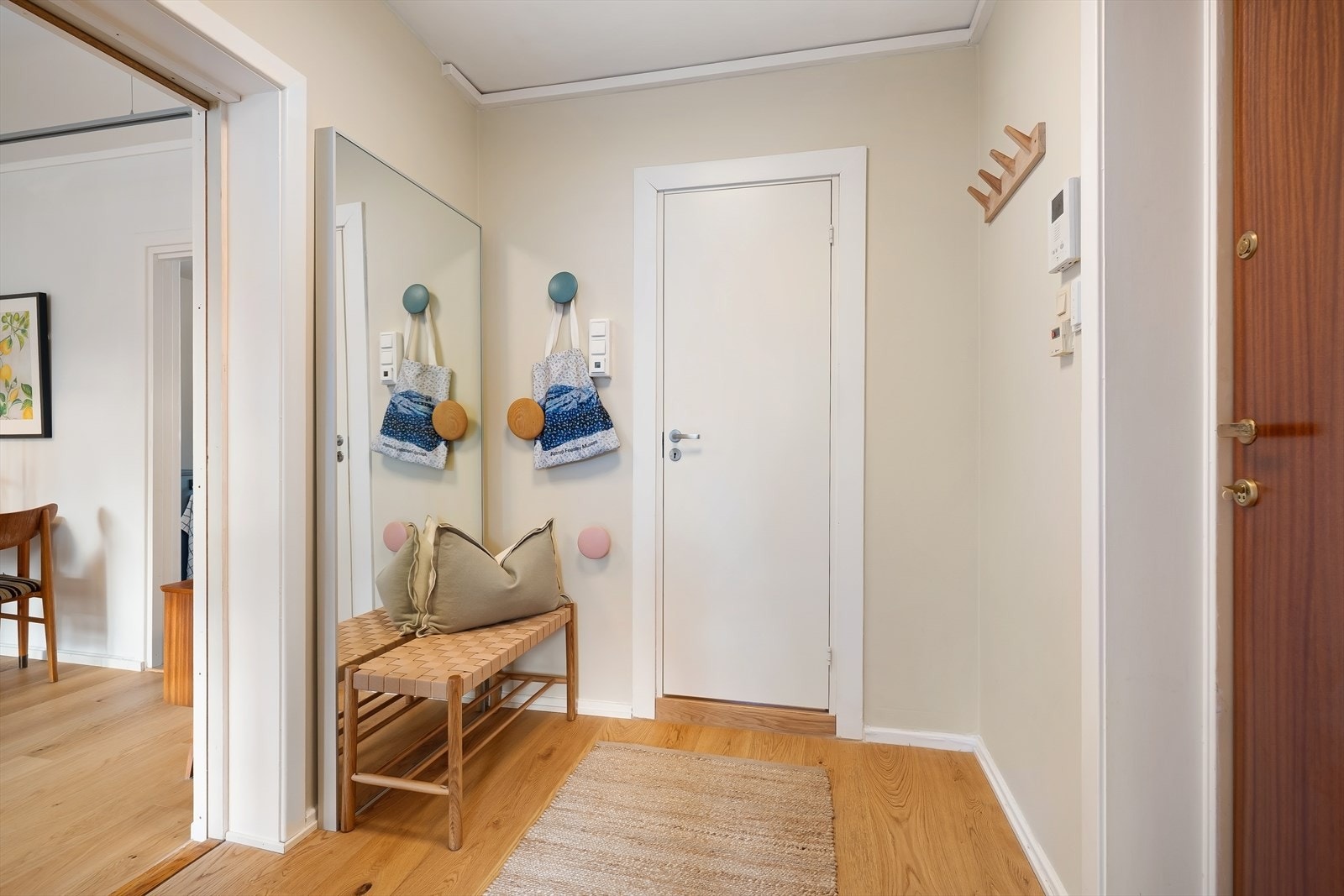 Entréen har god plass til yttertøy og sko. Enkel adkomst til boligens øvrige rom. Galleribilde