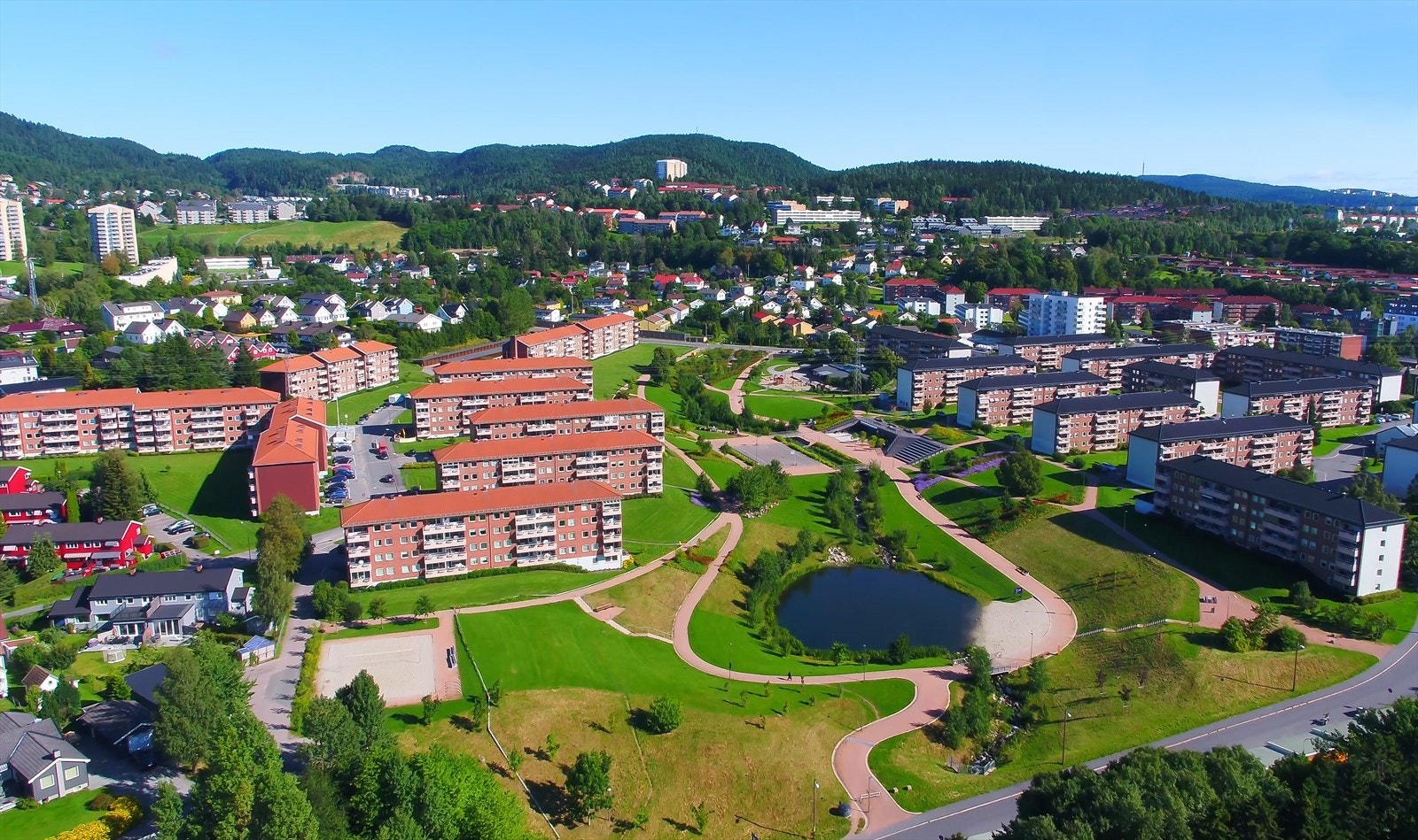 Tonsenhagen er et svært populært og familievennlig boligområde i Oslo, kjent for sin rolige atmosfære og nærhet til naturen. Galleribilde