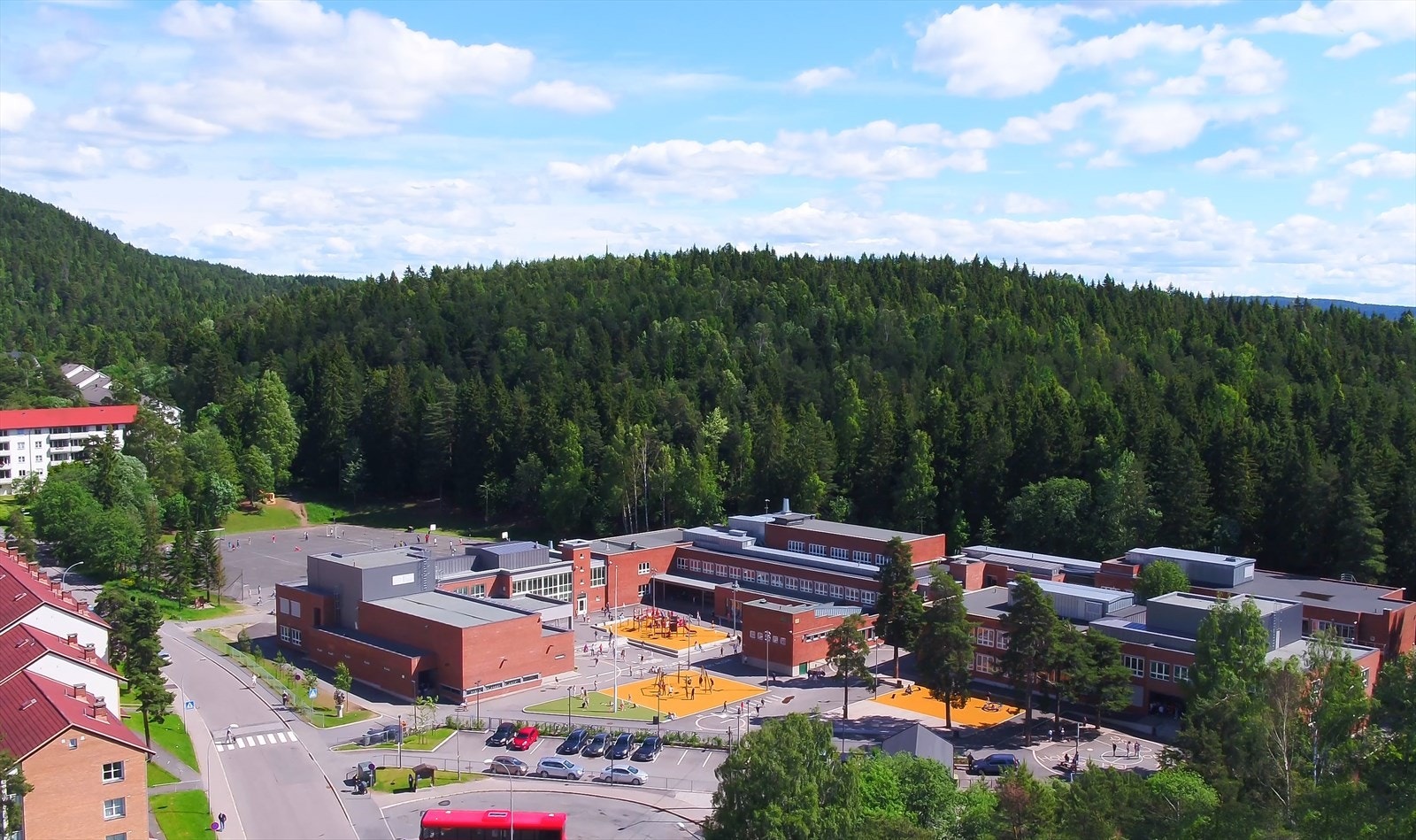 Tonsenhagen Skole. Her på Tonsenhagen bor du i et etablert og behagelig område med gode tilbud rundt deg. Galleribilde