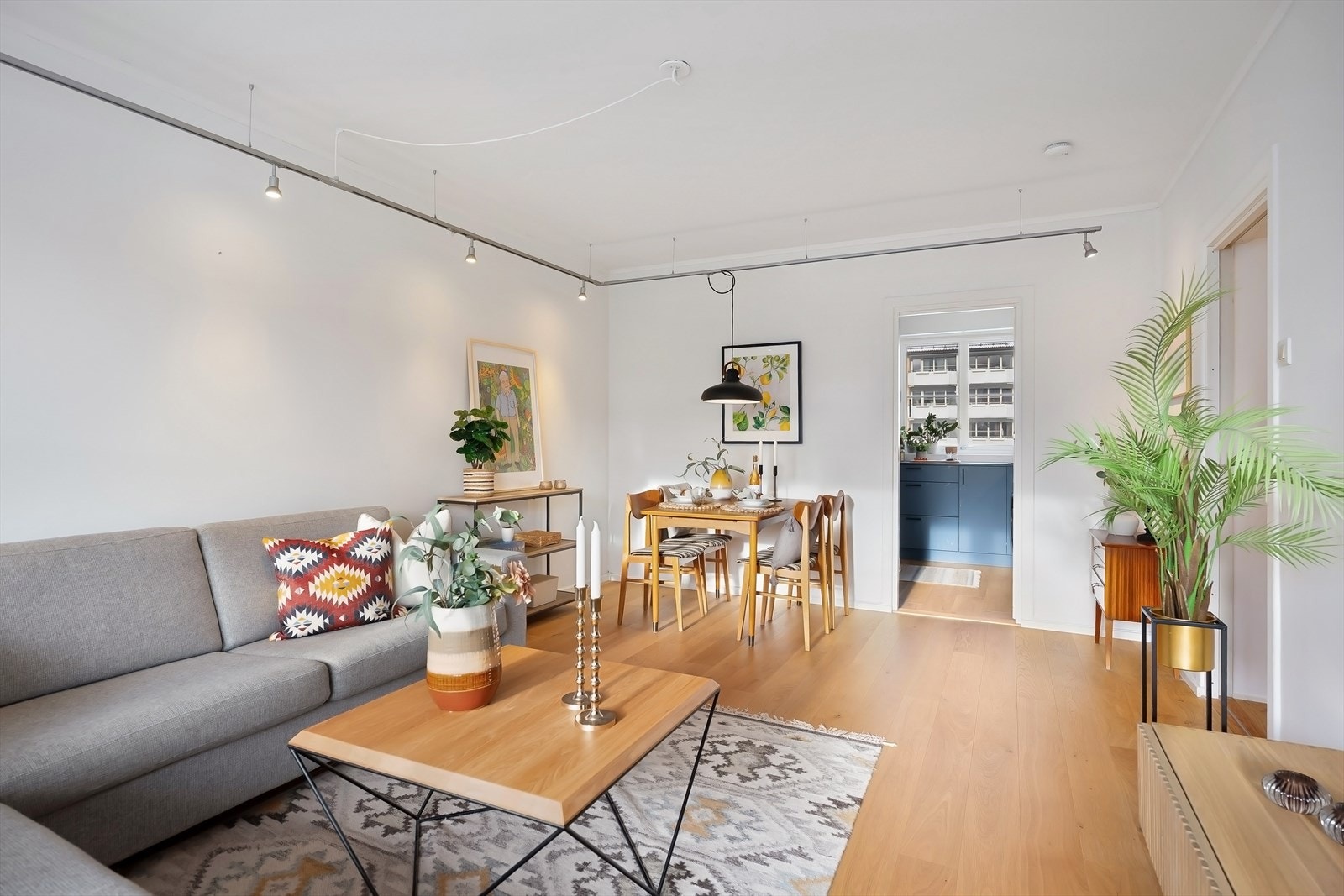 Stor og luftig stue med gode møbleringsmuligheter. Leiligheten har nymalte overflater og ny parkett. Galleribilde