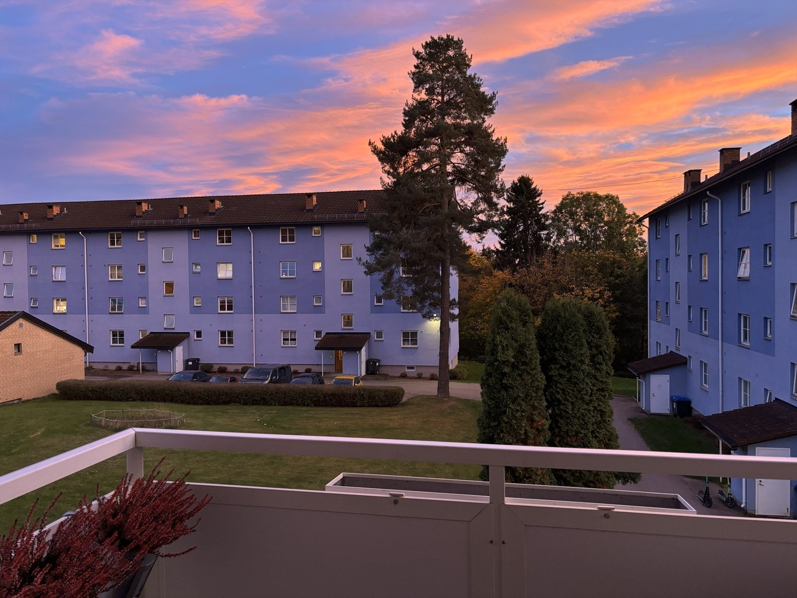 Foto tatt av selger fra balkongen. Galleribilde