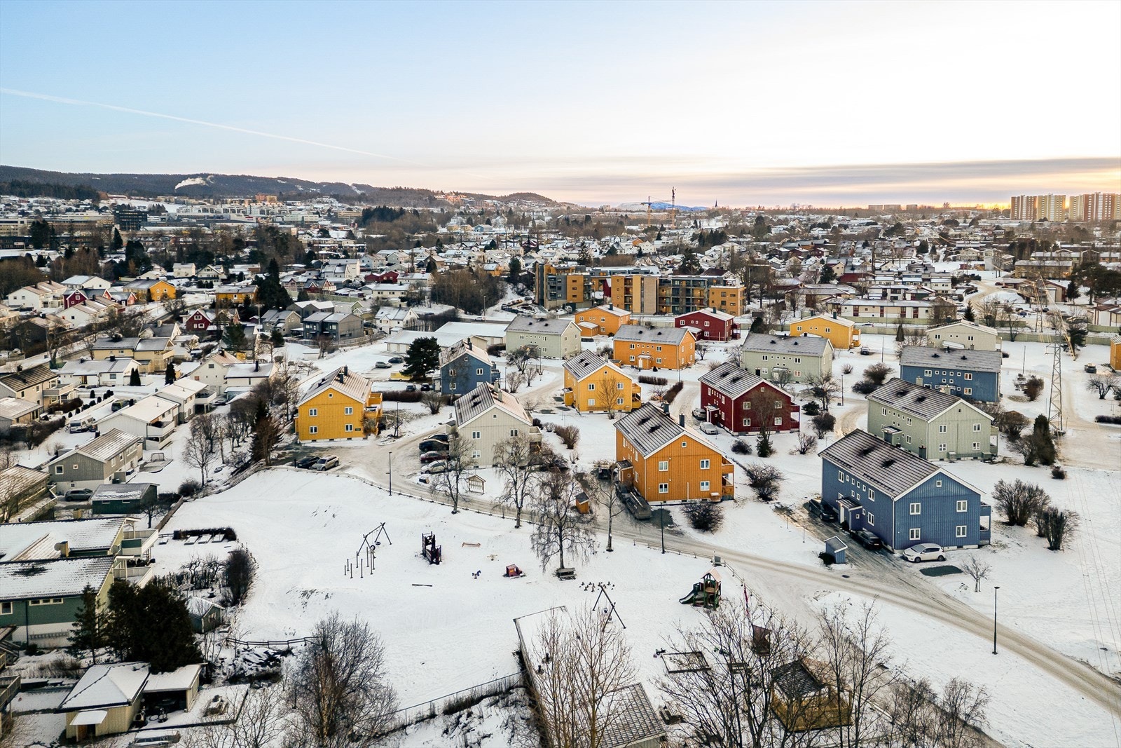 Leiligheten ligger i et tilbaketrukket område i enden av borettslagets tomt. Parkering har man like utenfor døra. Galleribilde