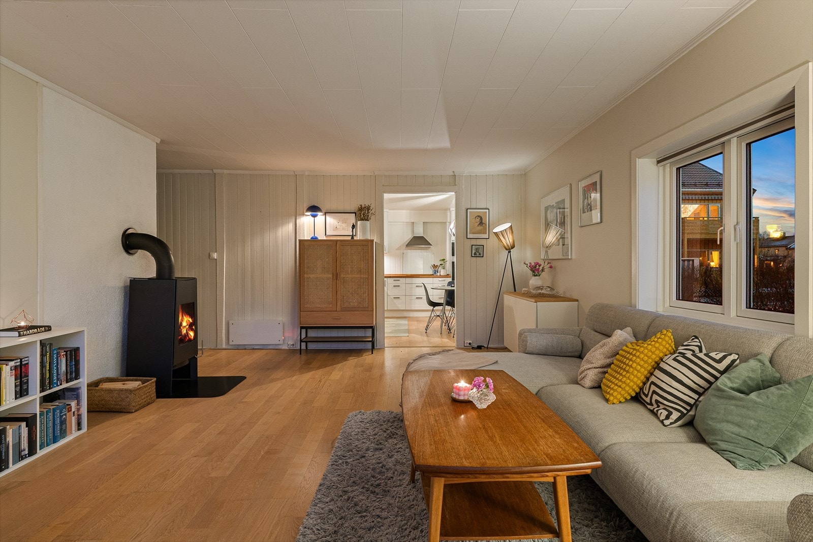 Tiltalende standard er gjennomgående i leilighetens oppholdssone. Adskilt og praktisk løsning mellom stue/kjøkken. Galleribilde