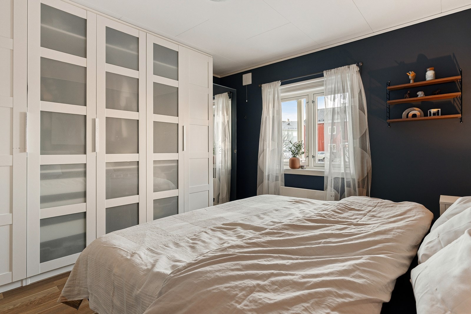 Rikelig med garderobeplass på hovedsoverom. I tillegg medfølger 3 stk boder i fellesareal for oppbevaring. Rommet ble oppusset i 2023. Galleribilde