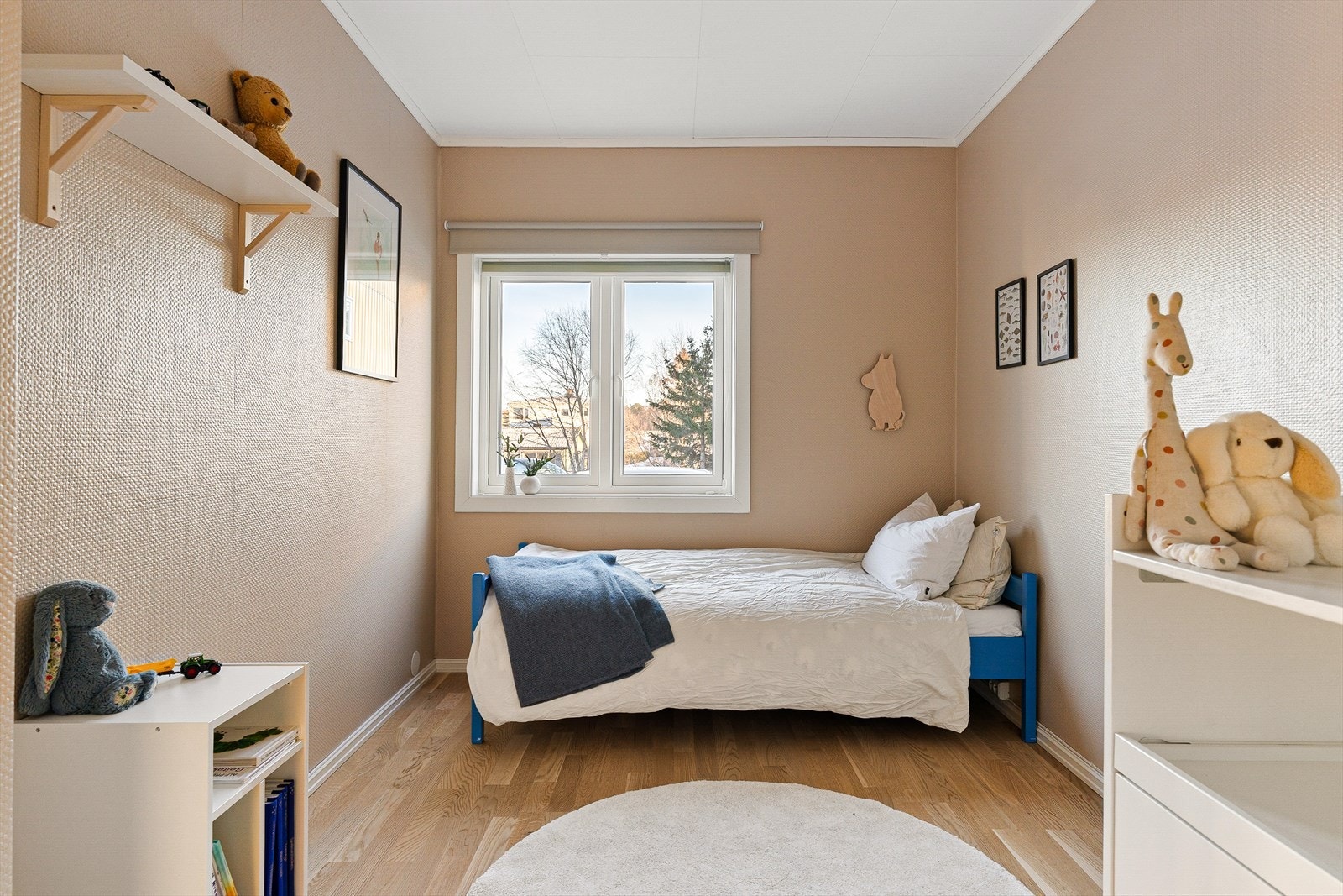 Det andre soverommet er på 9m². Alle vinduer og balkongdør er byttet i regi av borettslaget i 2021. Galleribilde
