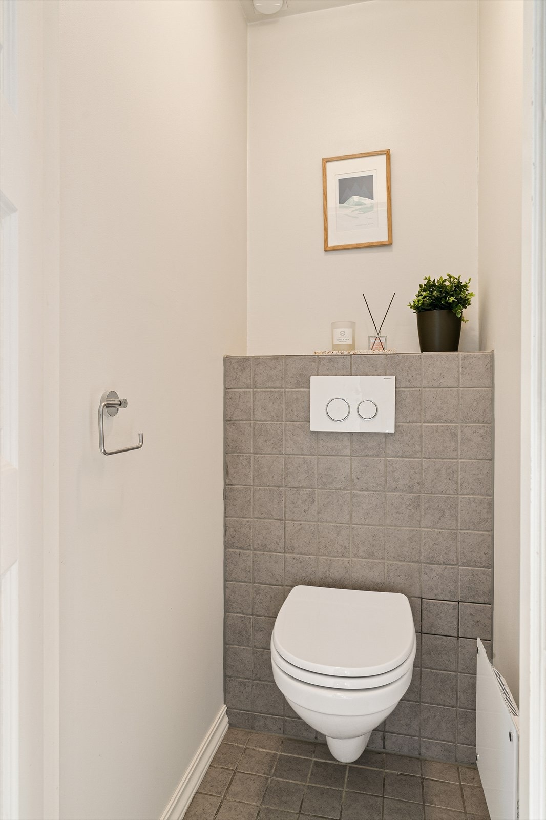 Praktisk, adskilt toalettrom i gang/entré. Galleribilde