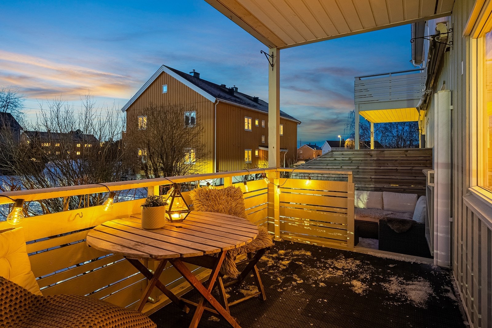 Her får man totalt terrasseareal på 20kvm med nydelige solforhold fra formiddag til kveld i sommerhalvåret. Galleribilde