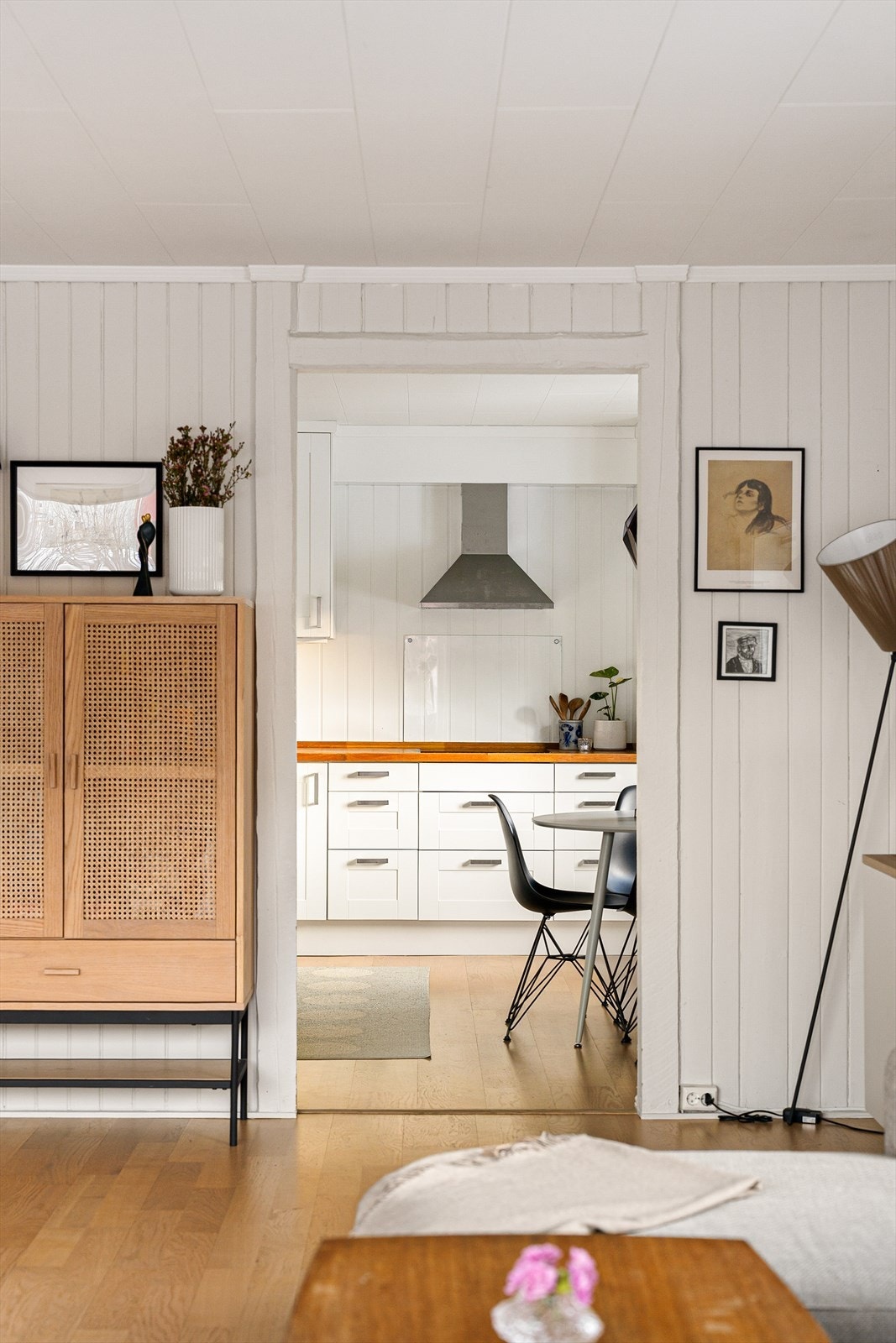 Leiligheten har flere oppvarmingskilder, bl.a. varmepumpe og vedfyring. Galleribilde