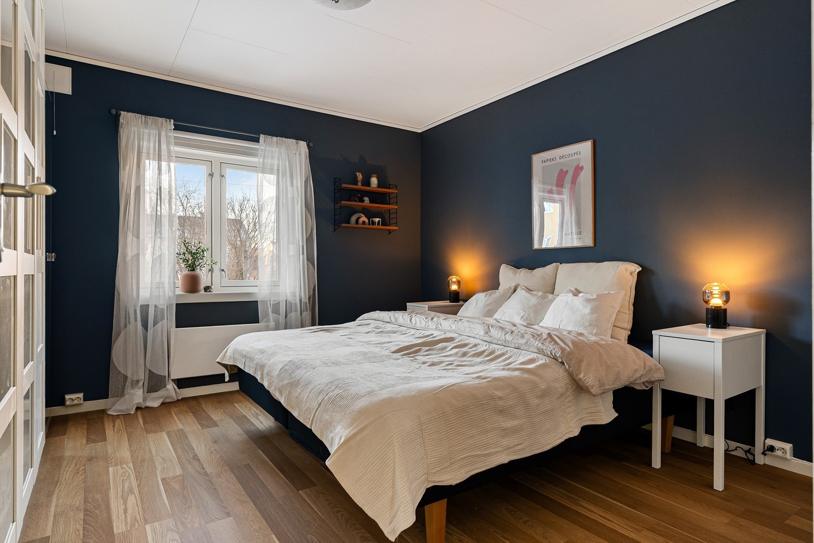 Flott hovedsoverom på hele 14m². Rommet ligger vendt mot et åpent og rolig grøntareal på borettslagets tomt. Galleribilde